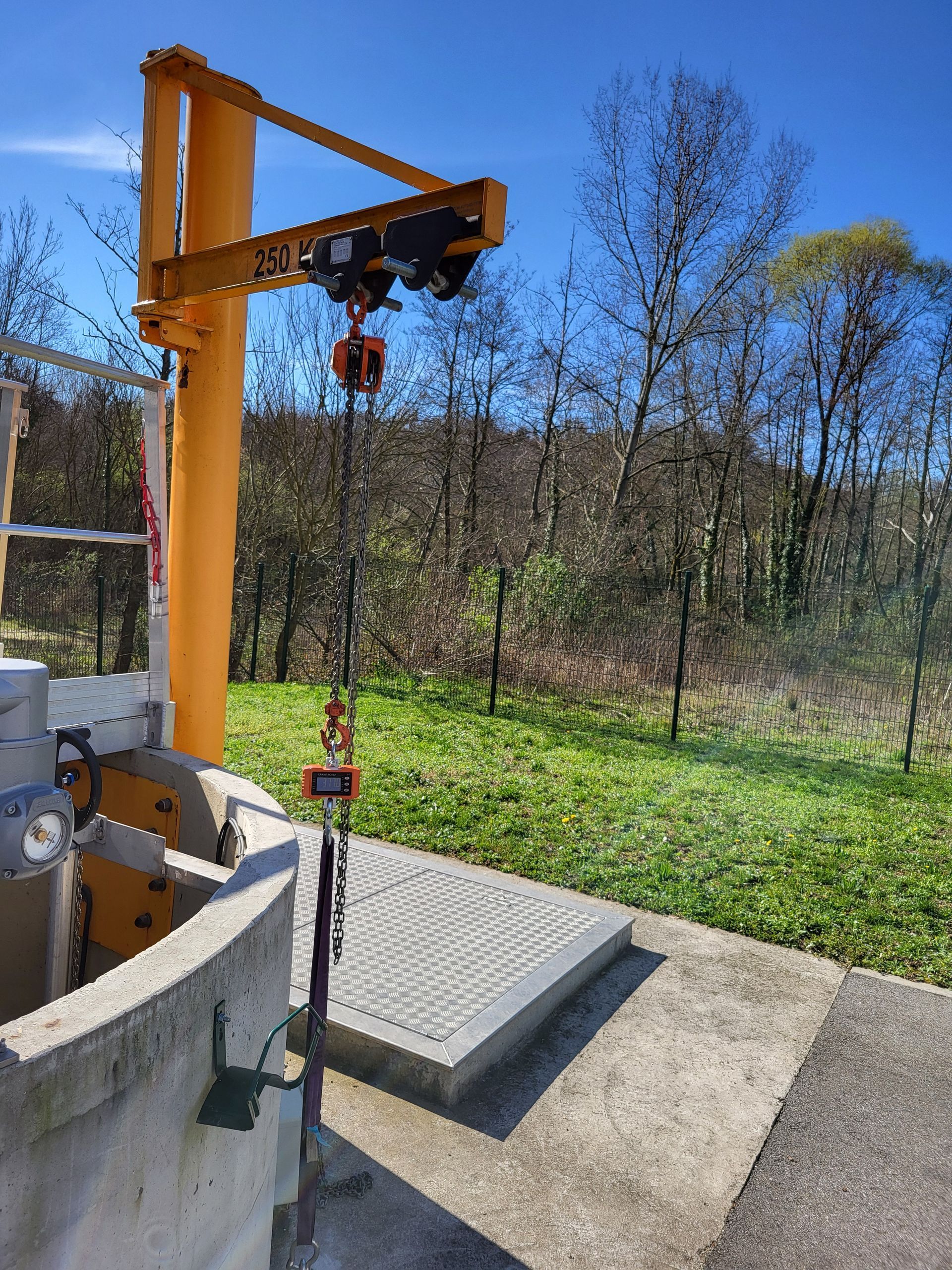 Grue mobile de levage, avec capacité de 10 tonnes, en phase de maintenance