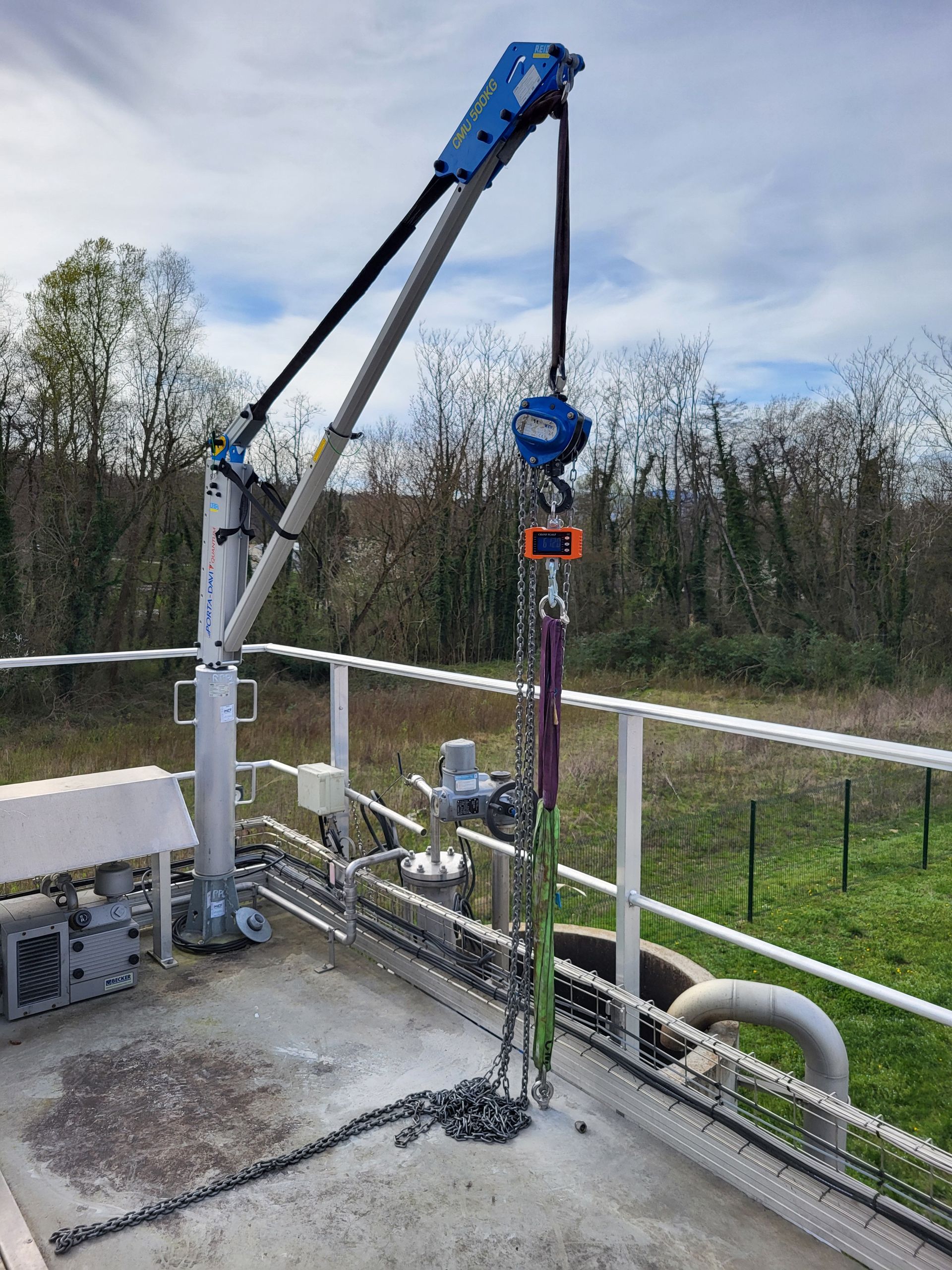 Inspection annuelle d'une grue à tour, conforme à la norme EN 13000, vérification des câbles et des systèmes de freinage effectuée