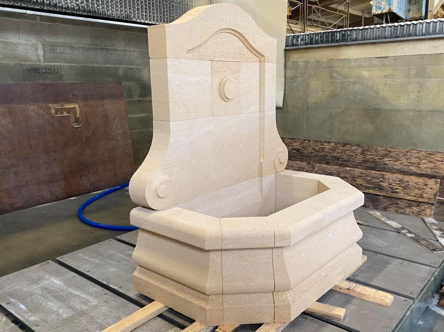 Fontaine en pierre de Brétignac