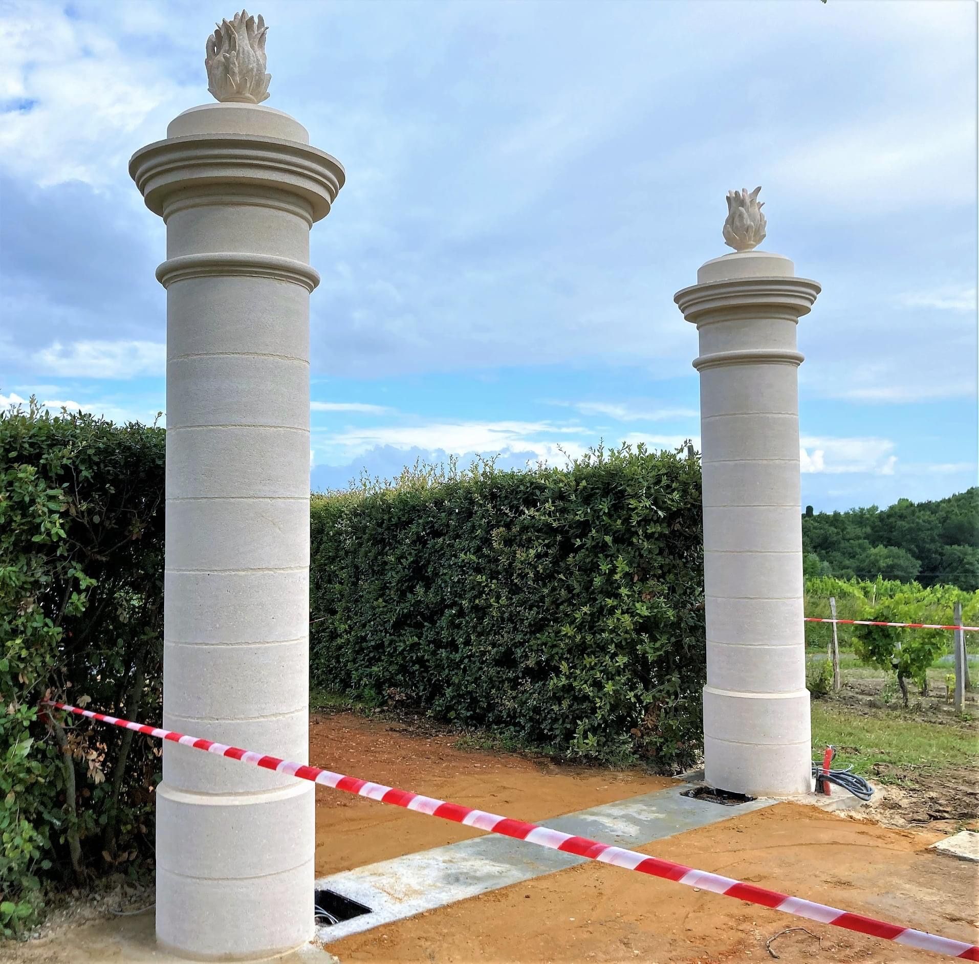 Deux piliers dans une entrée