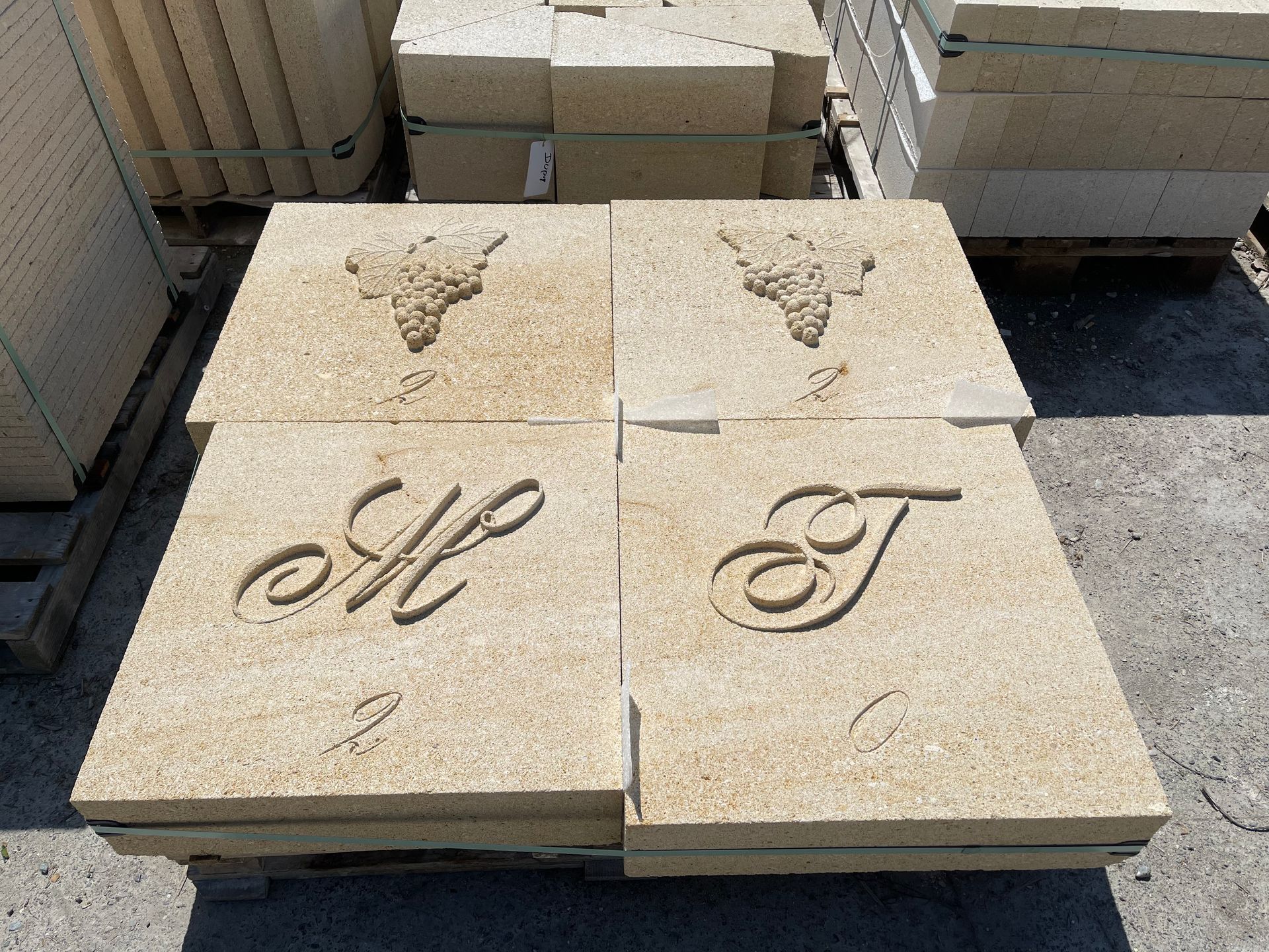 Lettre M et J sur de la pierre