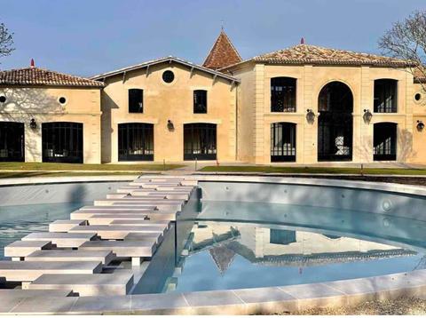 Basin en pierre de moleanos avec façade du château Montlabert