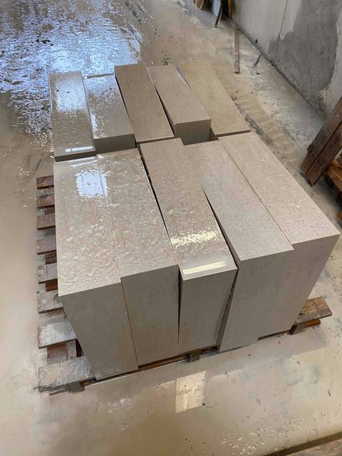 Plusieurs blocs de pierre sur une palette