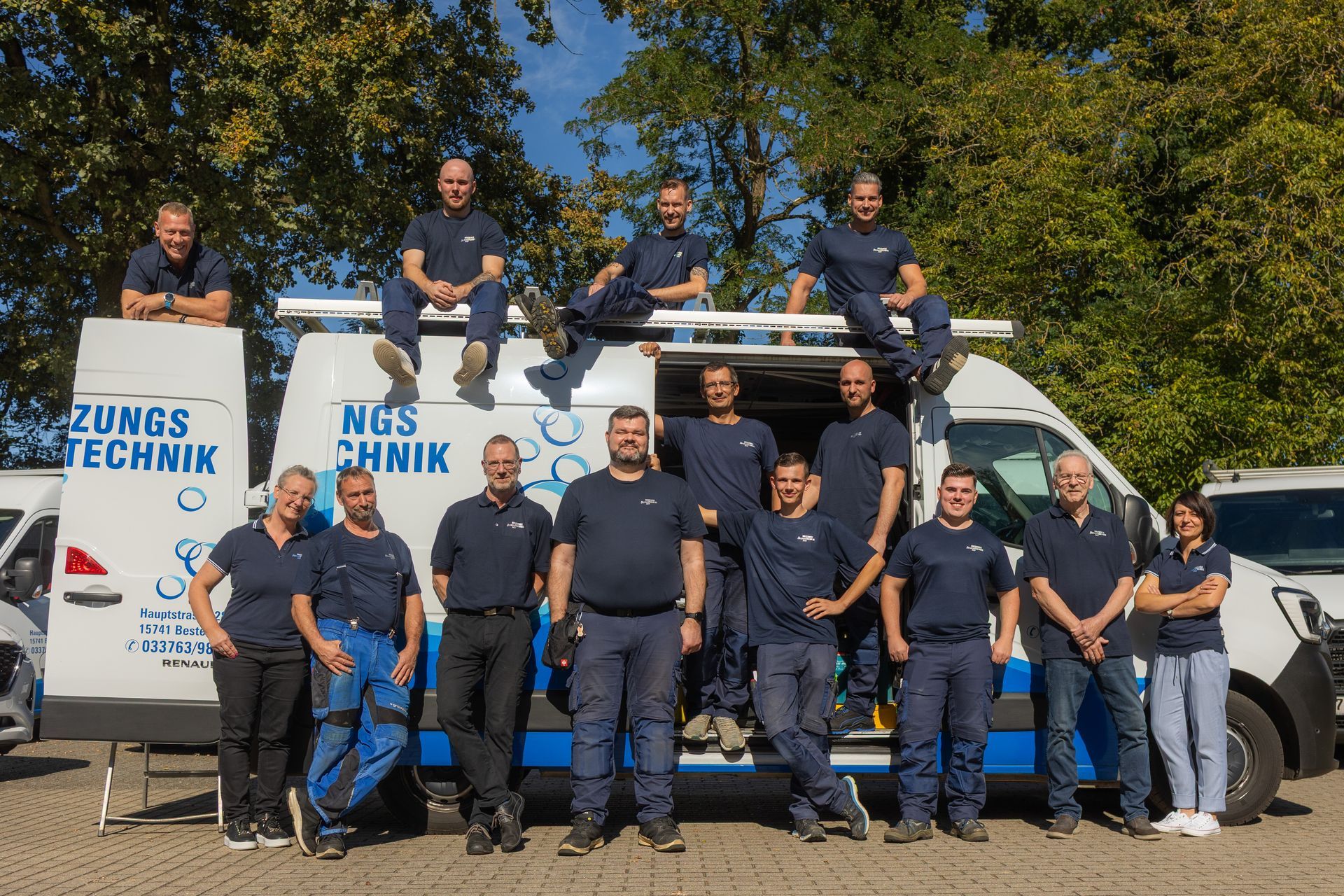 Tastaturtaste mit der Bezeichnung „ÜBER UNS“ (Über uns) und einem Gruppensymbol.