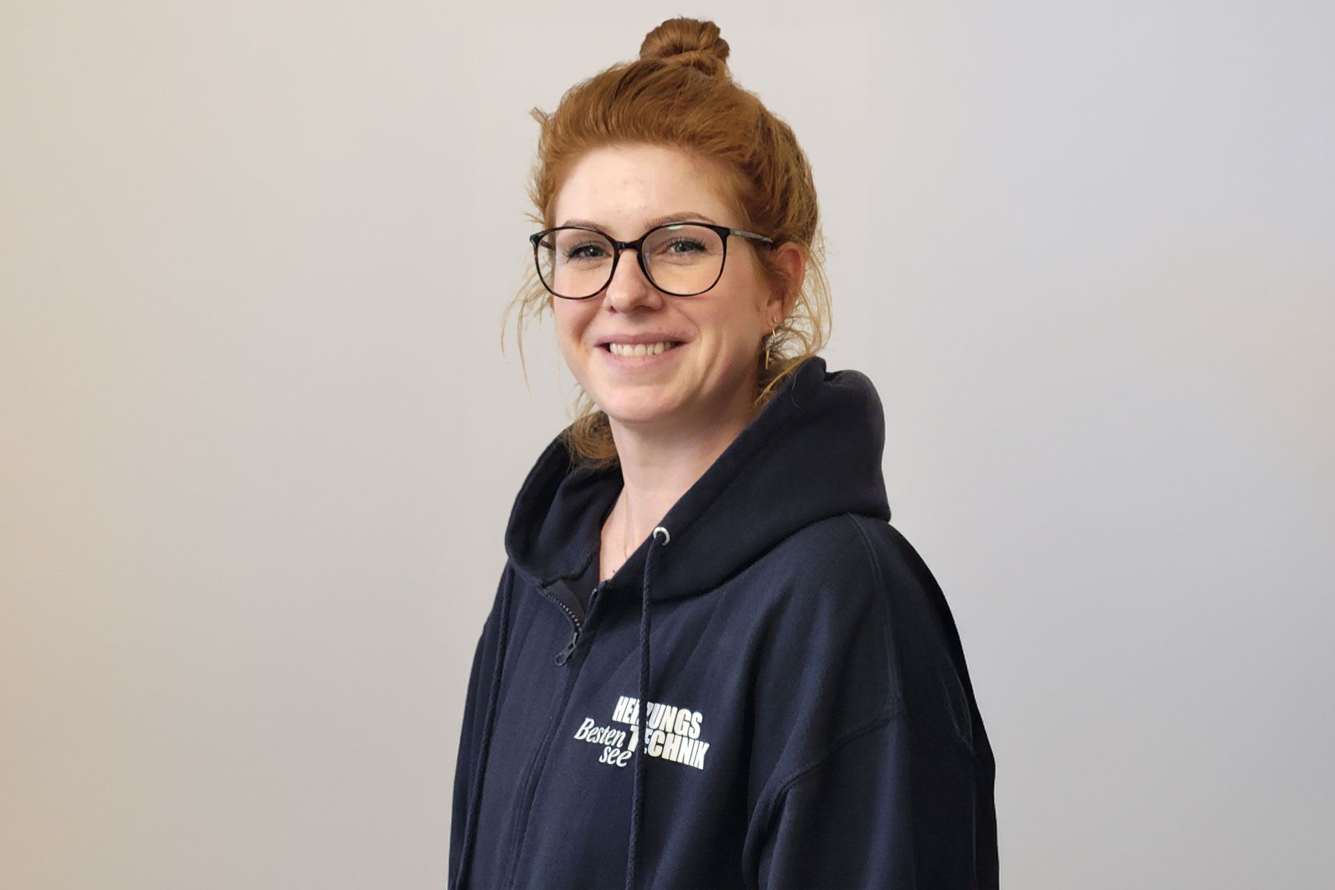 Blaue Silhouette einer Person mit schulterlangem Haar und ausdruckslosem Gesicht.