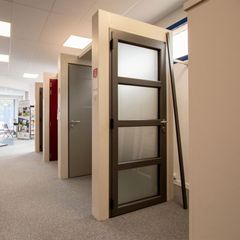 Plusieurs portes d'entrée dans showroom