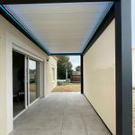 Dessous d'une pergola éclairée par bandes de LED