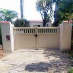 Portail beige installé devant une villa