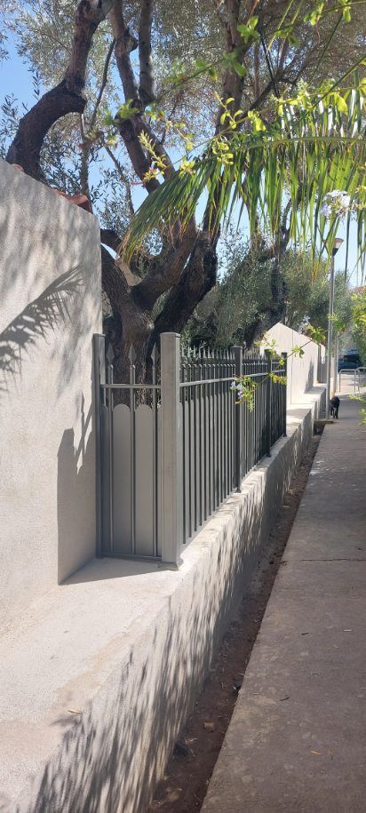 Clôture design et moderne noire