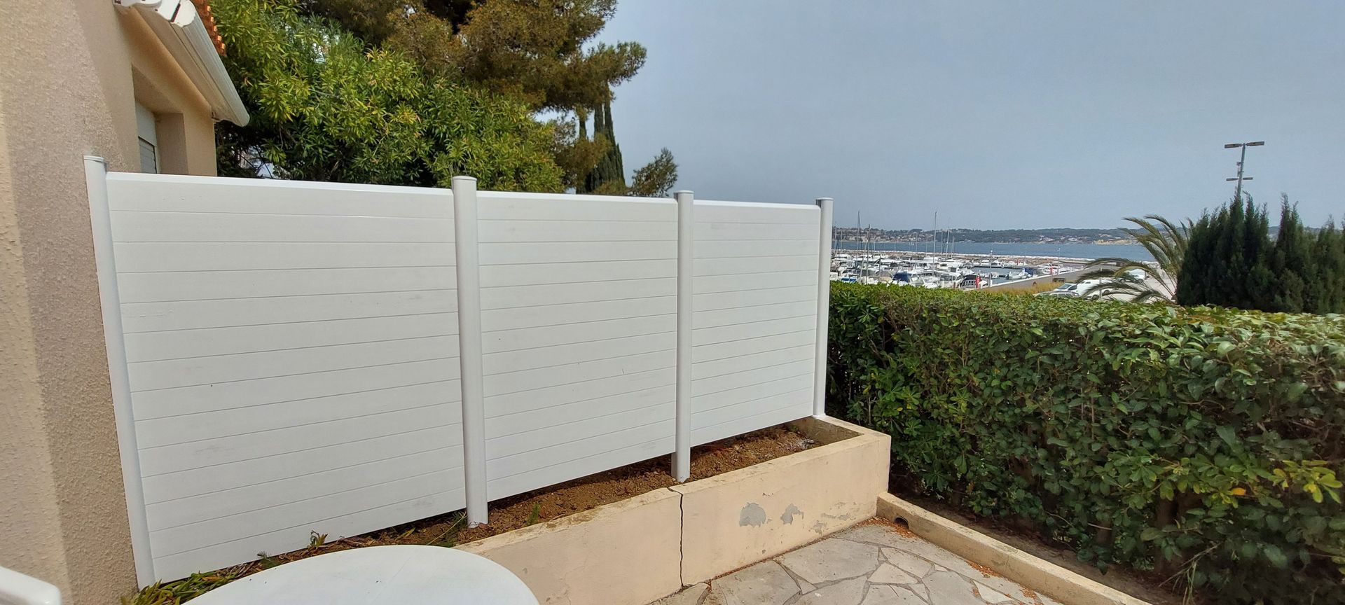 Clôture blanche et vue sur baie