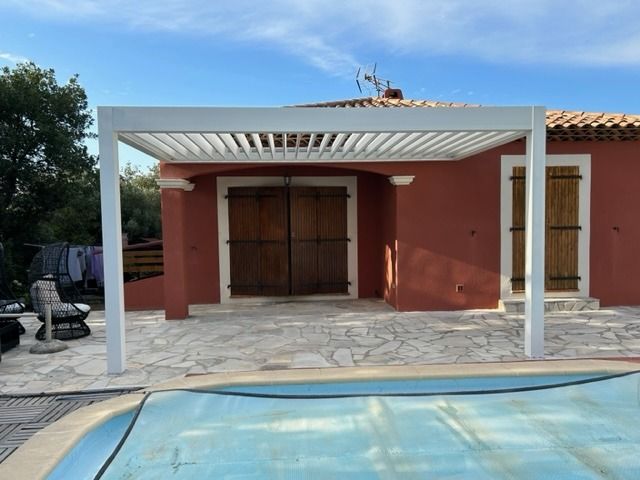 Pergola blanche sur villa rouge