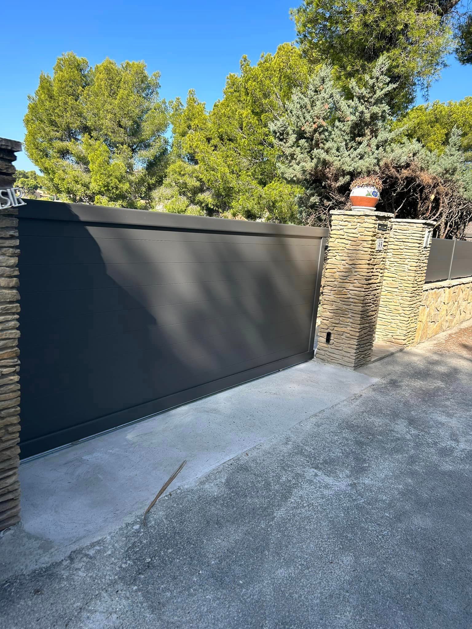 Portail noir motorisé