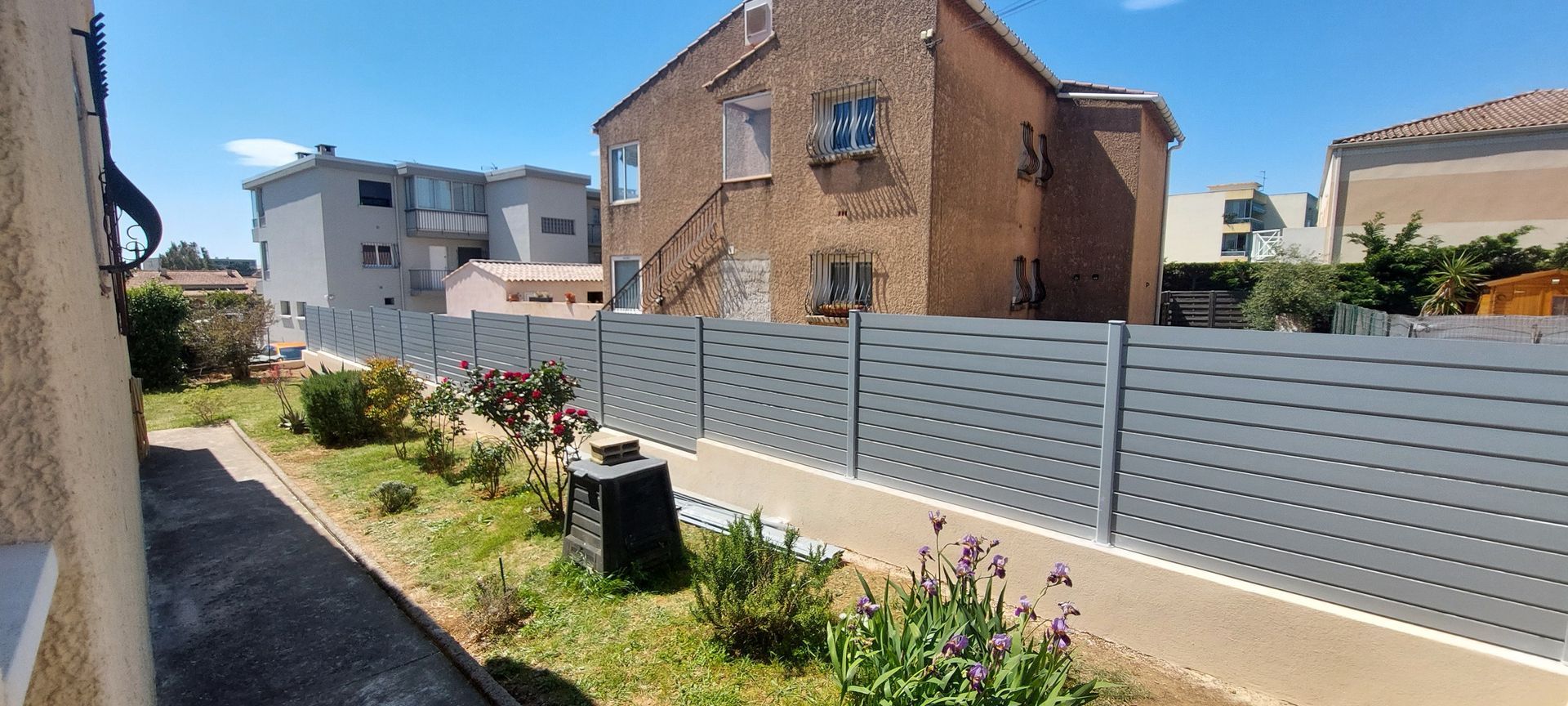 Clôture moderne noire