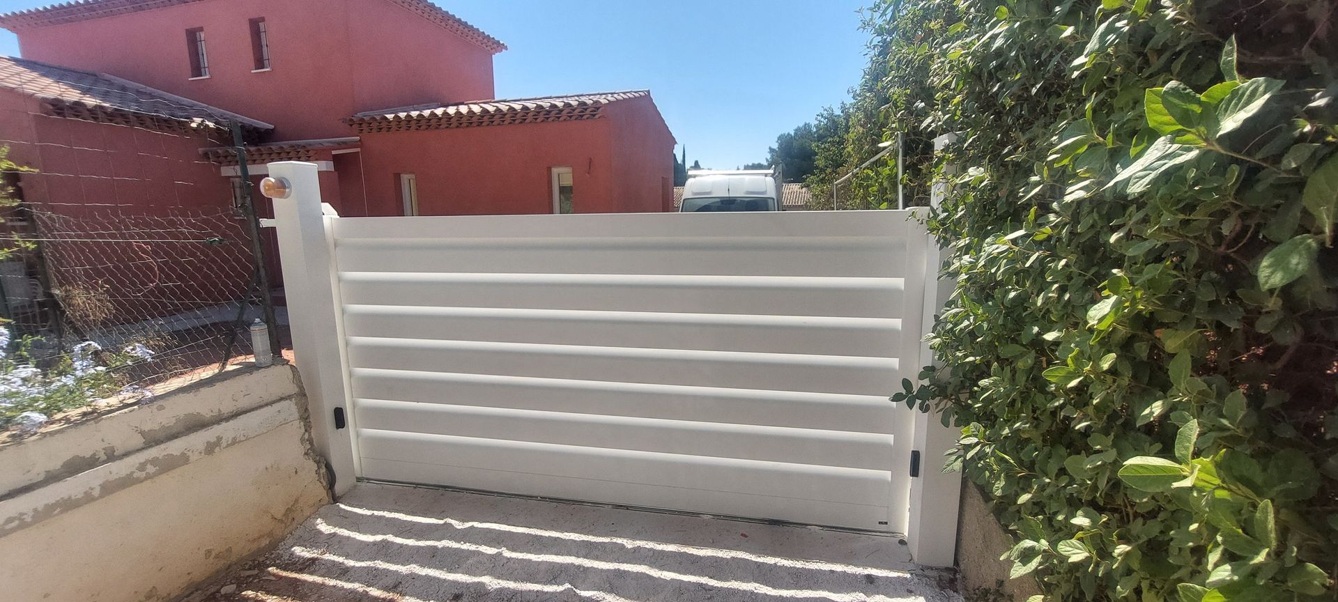 Portail blanc motorisé