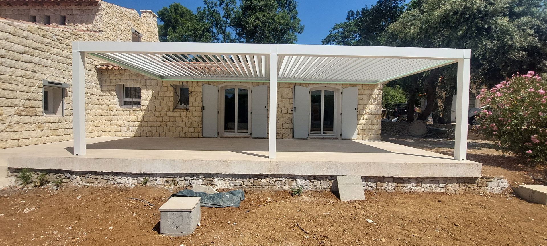 Pergola bioclimatique blanche ouverte
