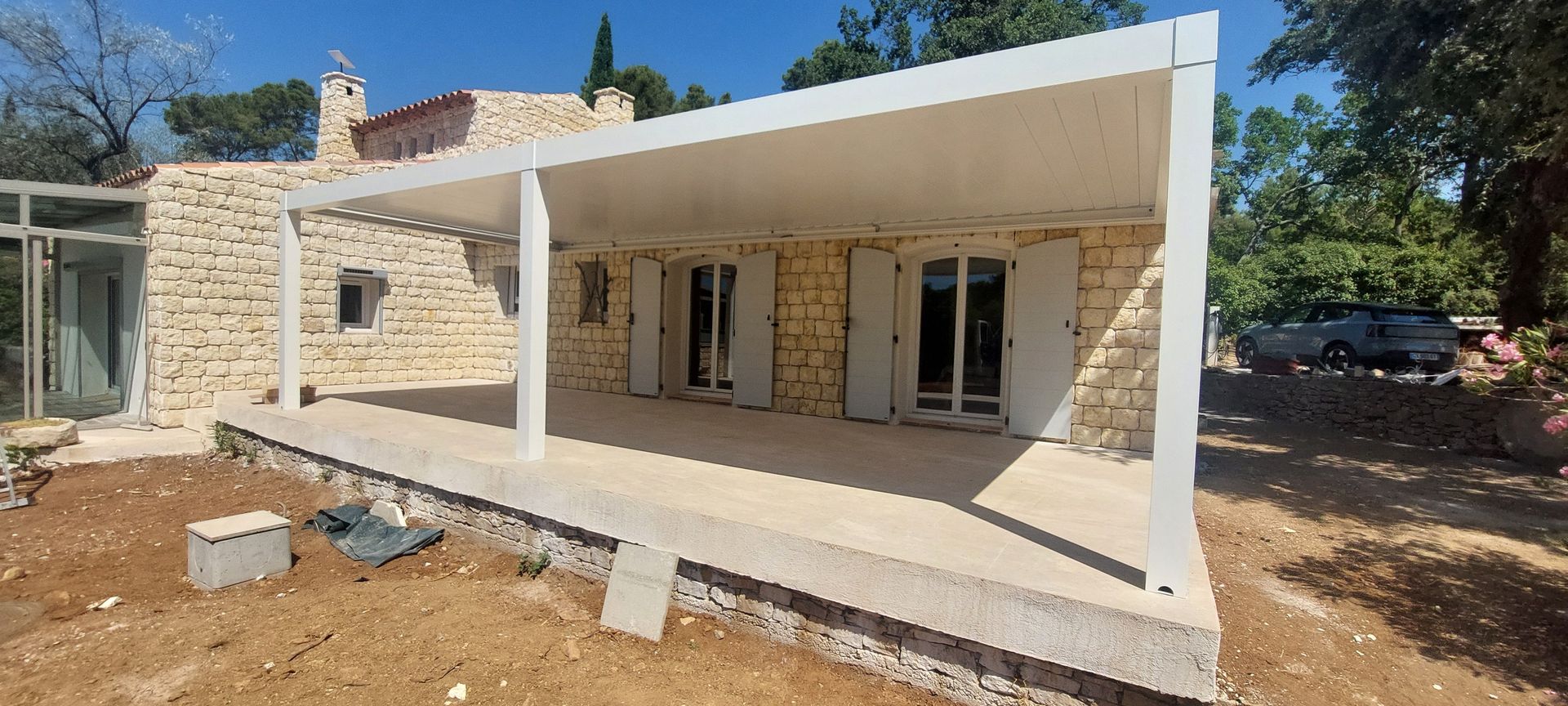 Pergola bioclimatique blanche de côté