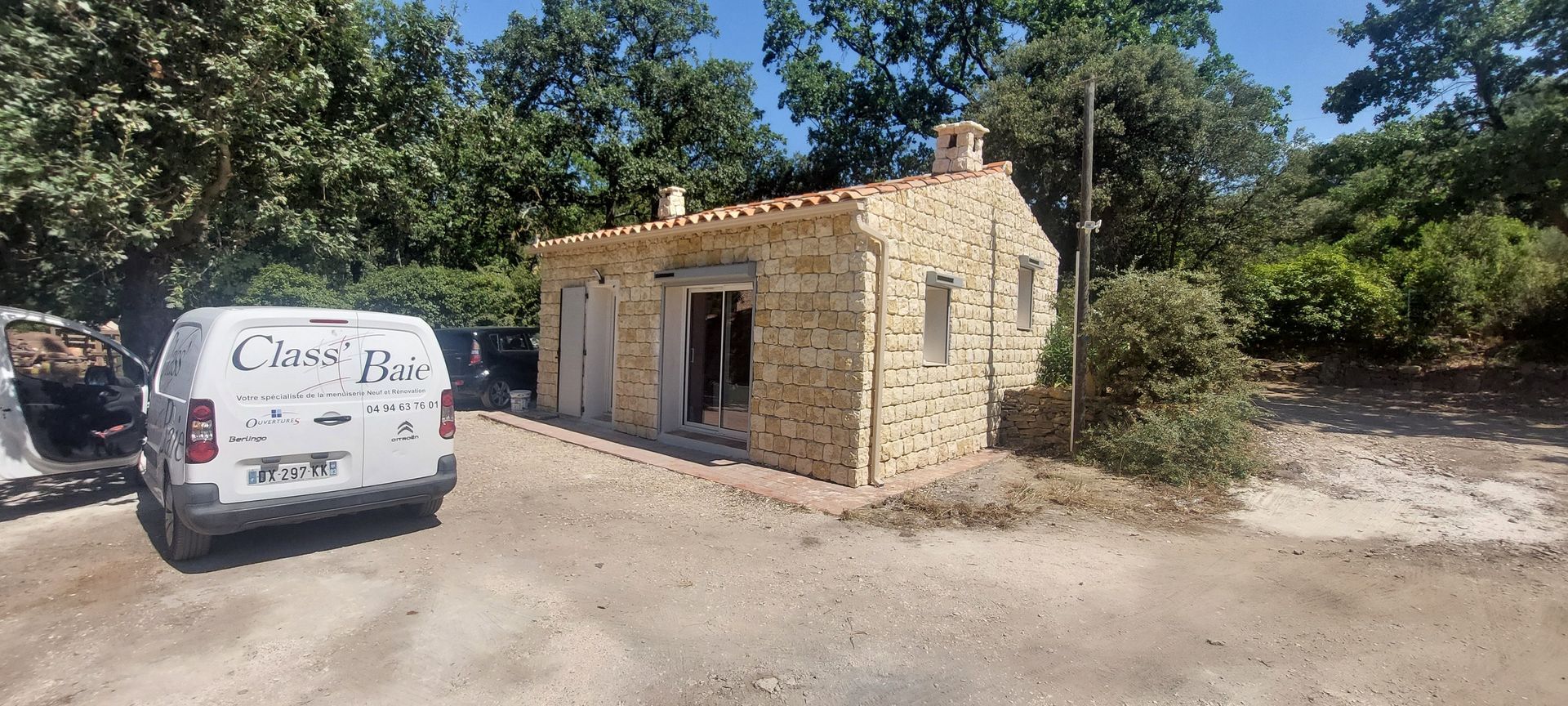 Volets en aluminium blancs installés pour un particulier