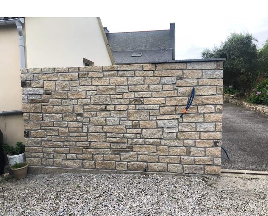 Construction de murs en pierre