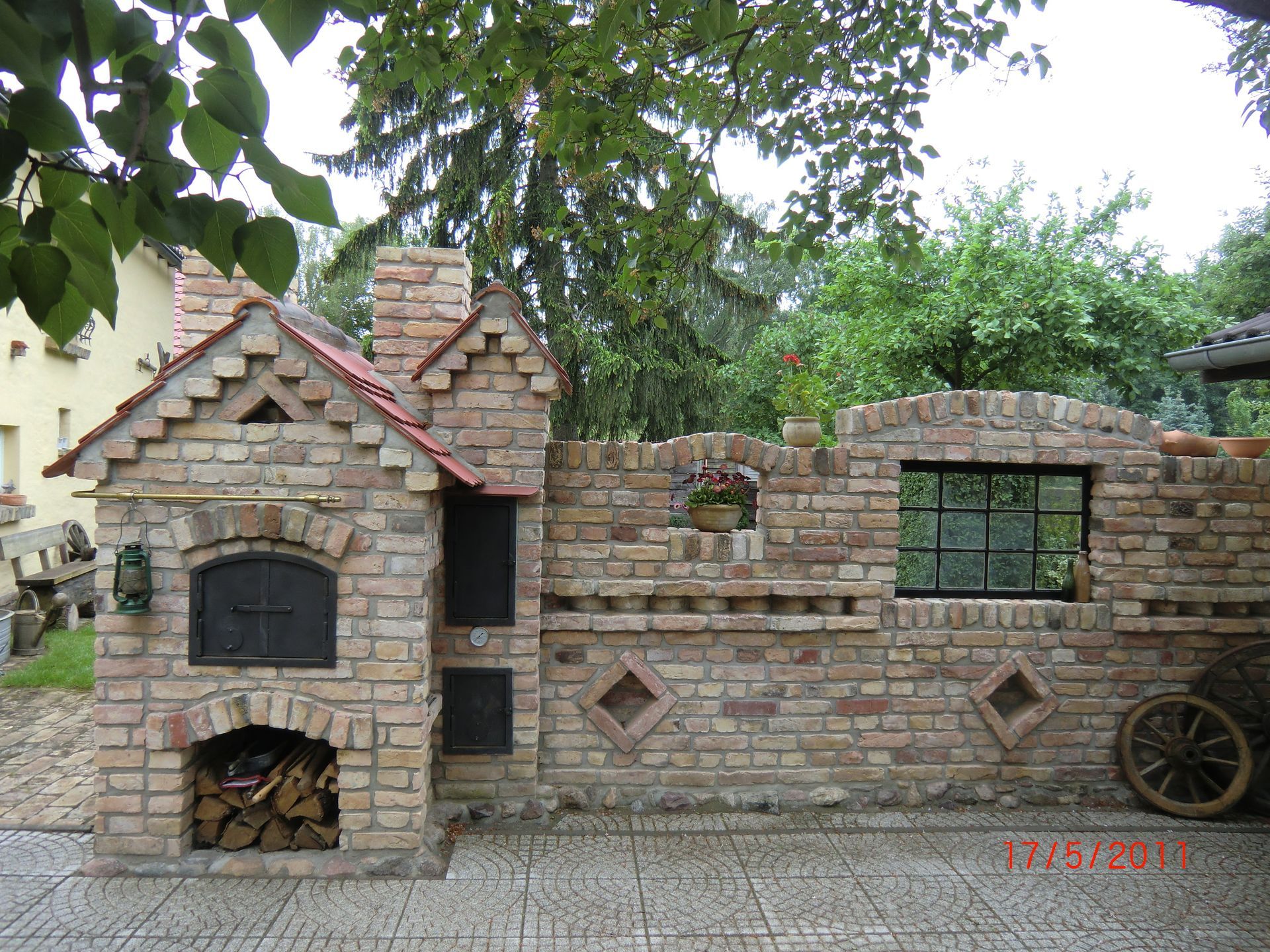 Holzbackofen | helle Ziegelsteine