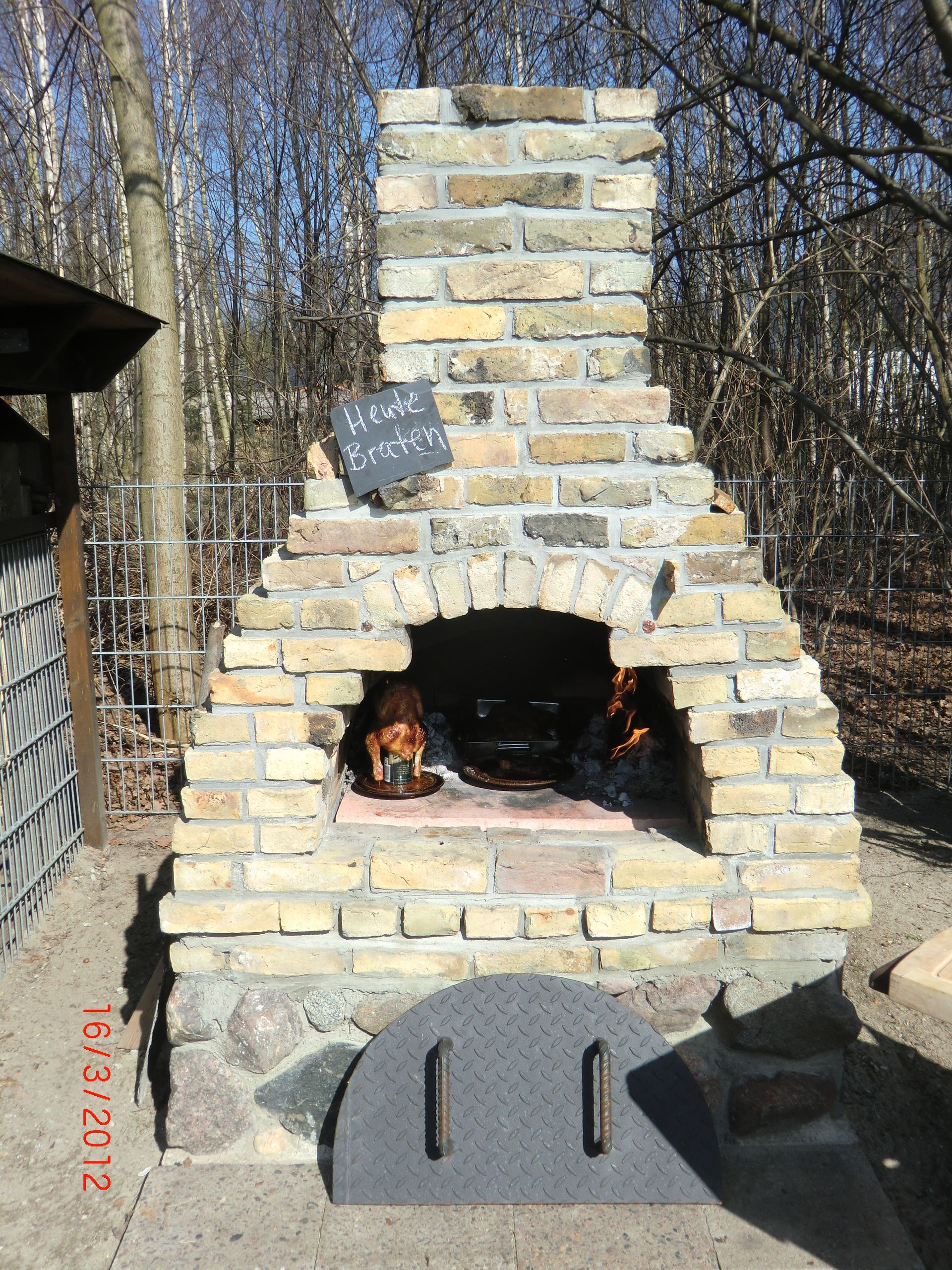 Holzbackofen | heller Ziegelstein