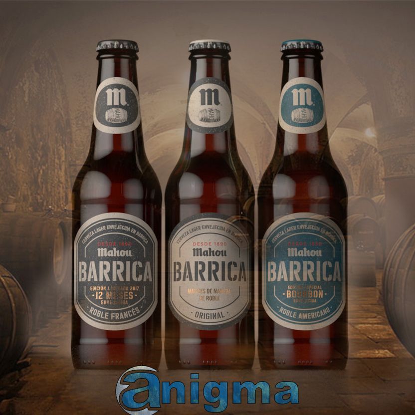 Tres botellas de Mahou Barrica están alineadas sobre una mesa.