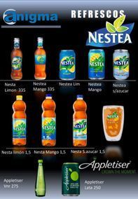 Un cartel que muestra botellas y latas de Nestea.