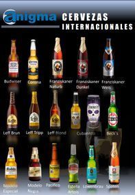 Un anuncio de cervezas internacionales muestra una variedad de botellas de cerveza.