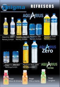 Un cartel que muestra botellas y latas de Aquarius Zero.