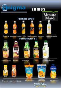 Una exhibición de botellas y bolsas de jugo Minute Maid