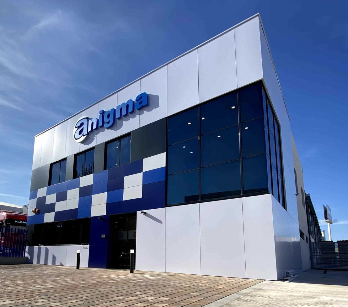 Un gran edificio blanco y azul con la palabra enigma escrita en él.