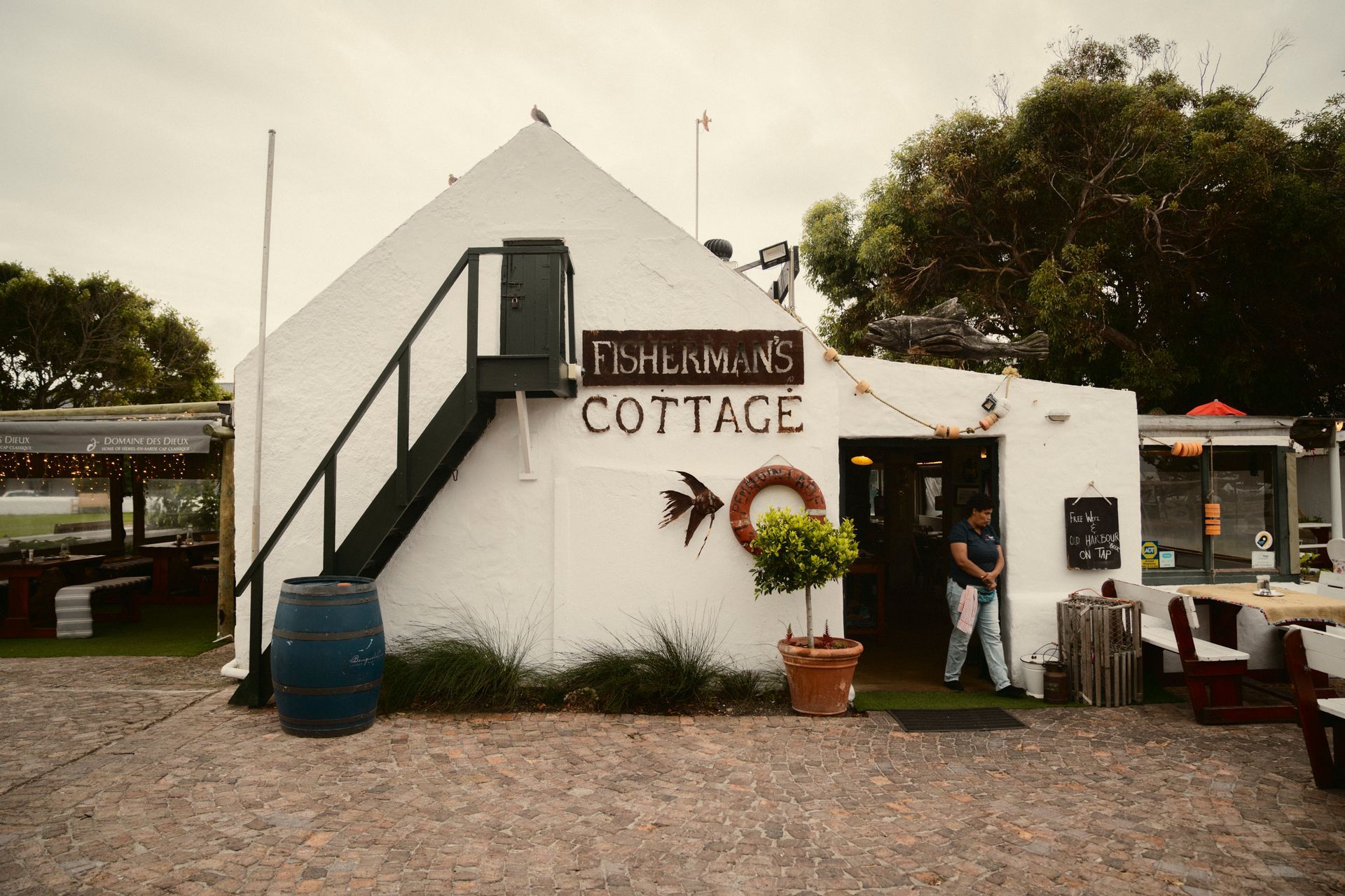 Fisherman's Cottage mit weißer Fassade, Treppe und Rettungsring