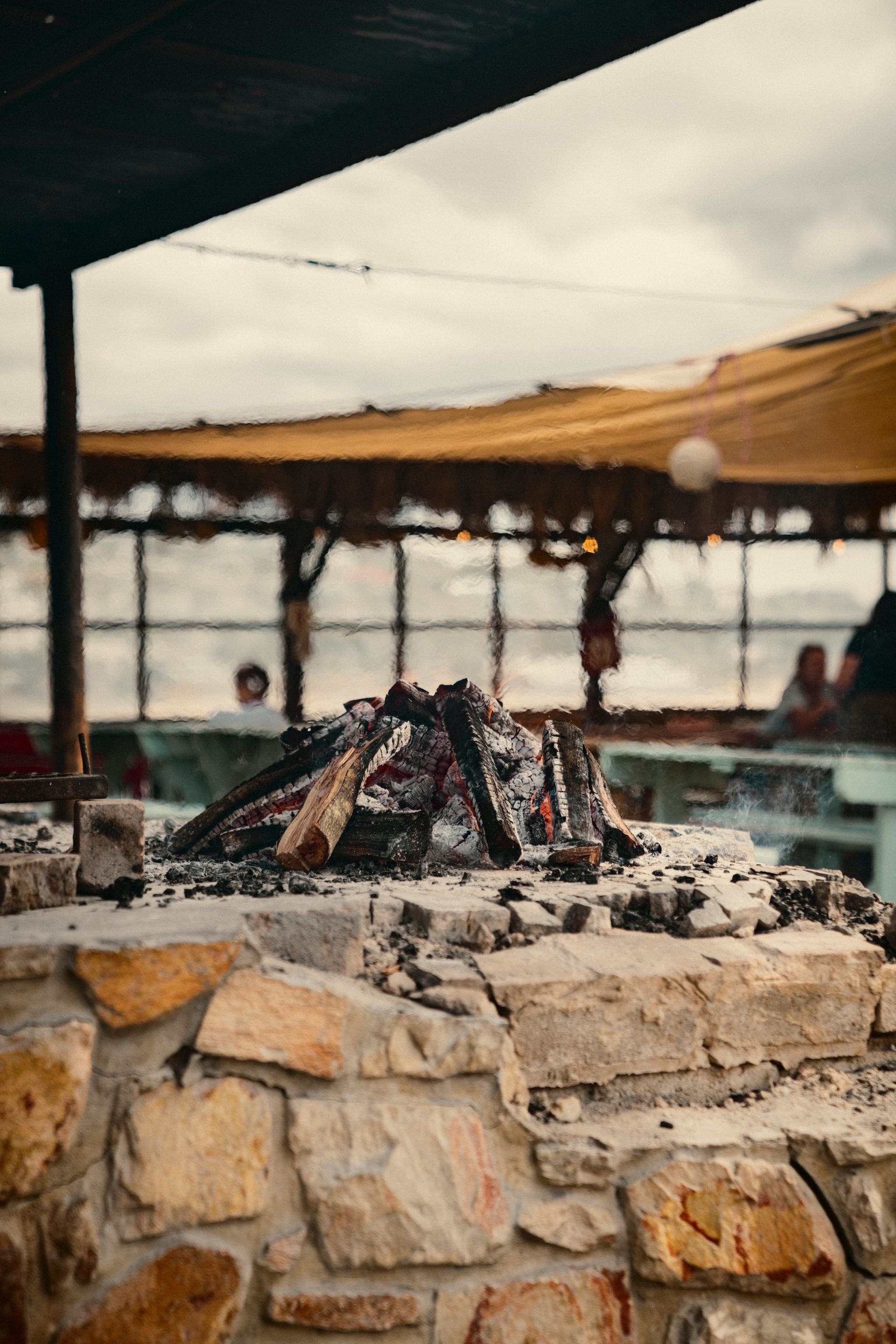 Glühende Feuerstelle in einem Restaurant am Meer
