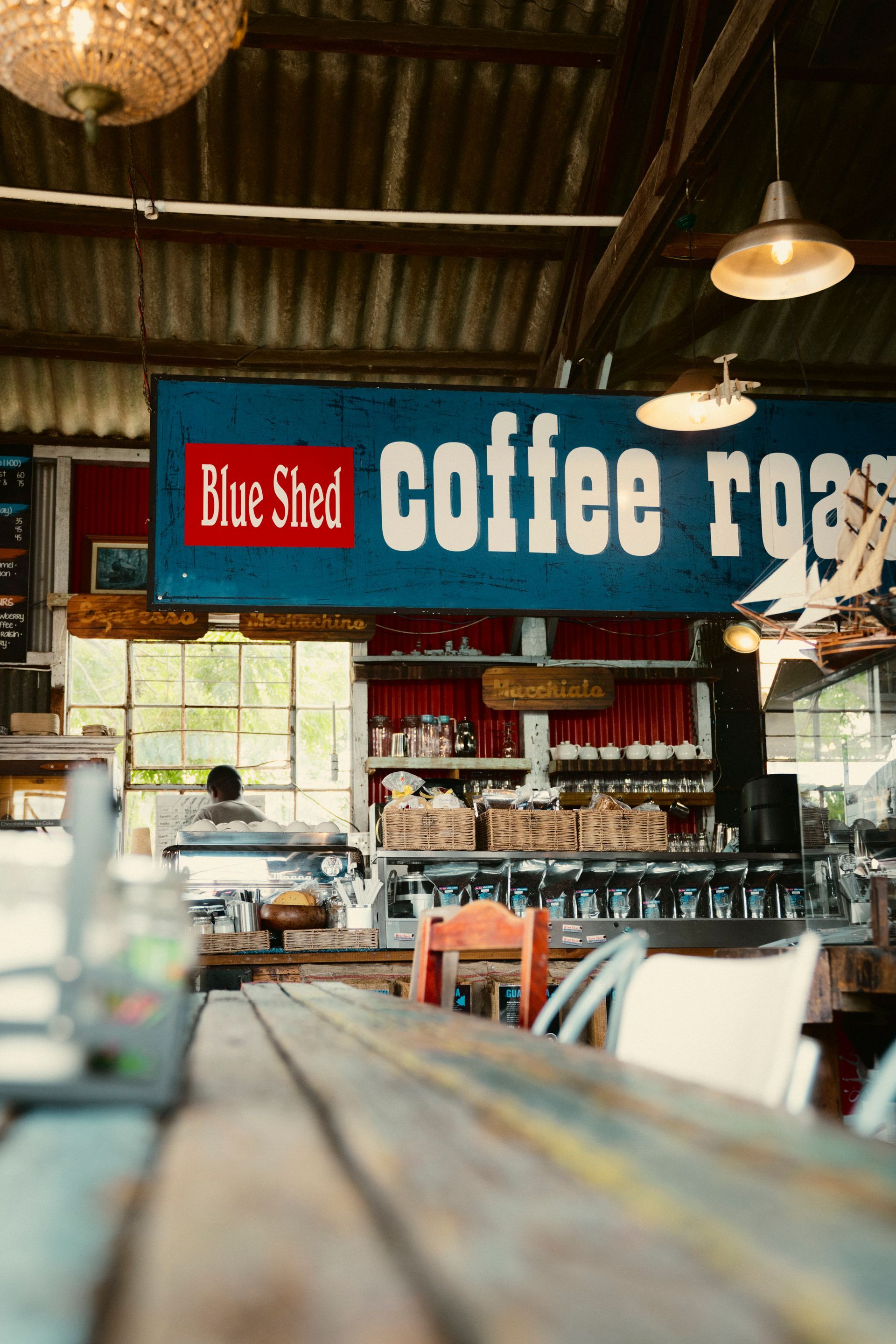 Theke der Blue Shed Coffee Roastery mit markantem Schild