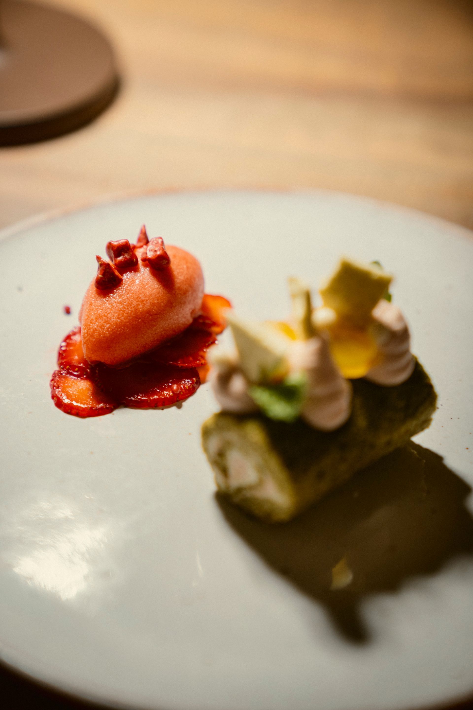 Dessert im Beyond Restaurant auf weißem Teller mit rotem Eis