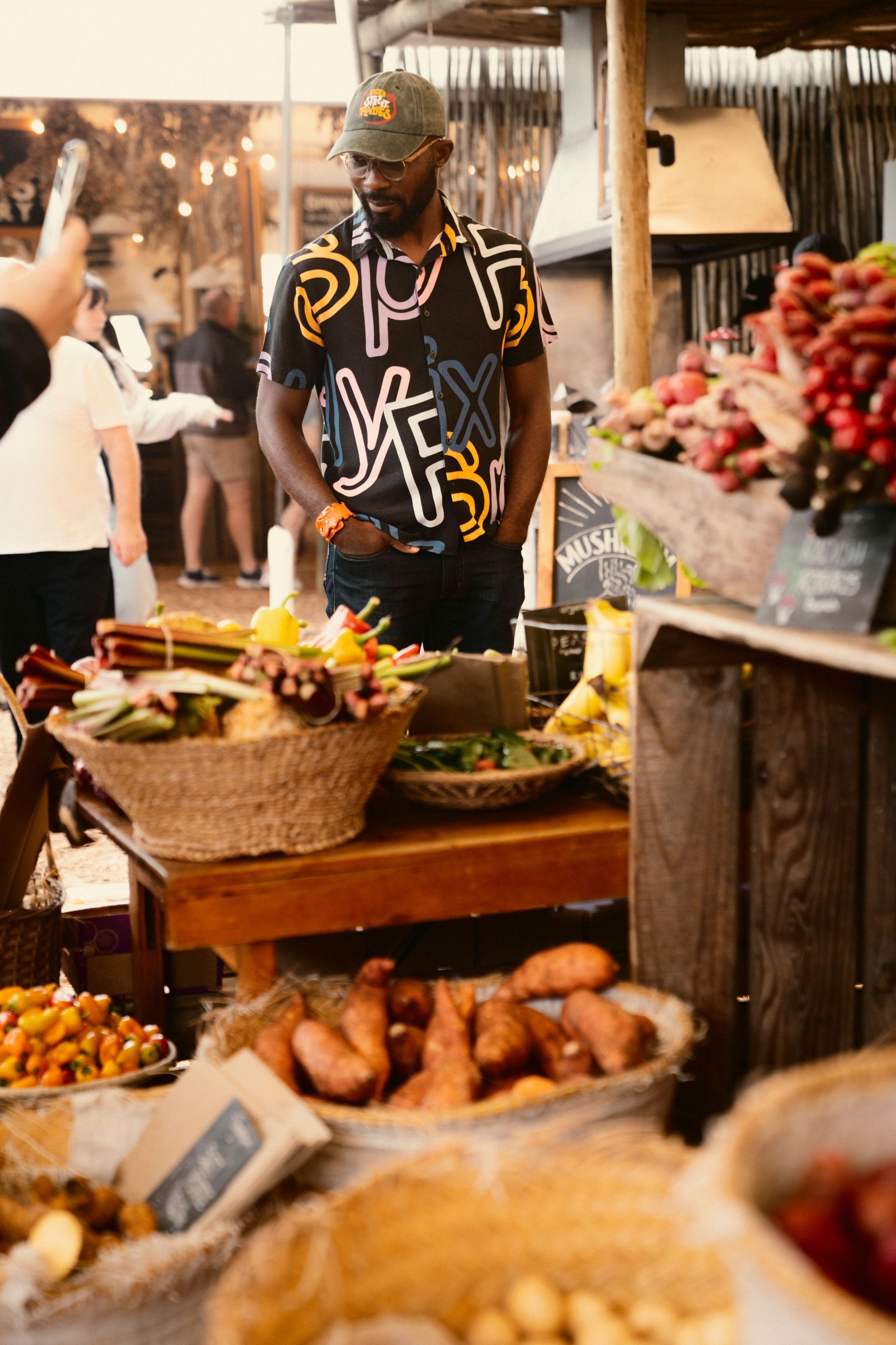 Mann auf einem Afrikanischen Markt, der einen Marktstand betrachtet
