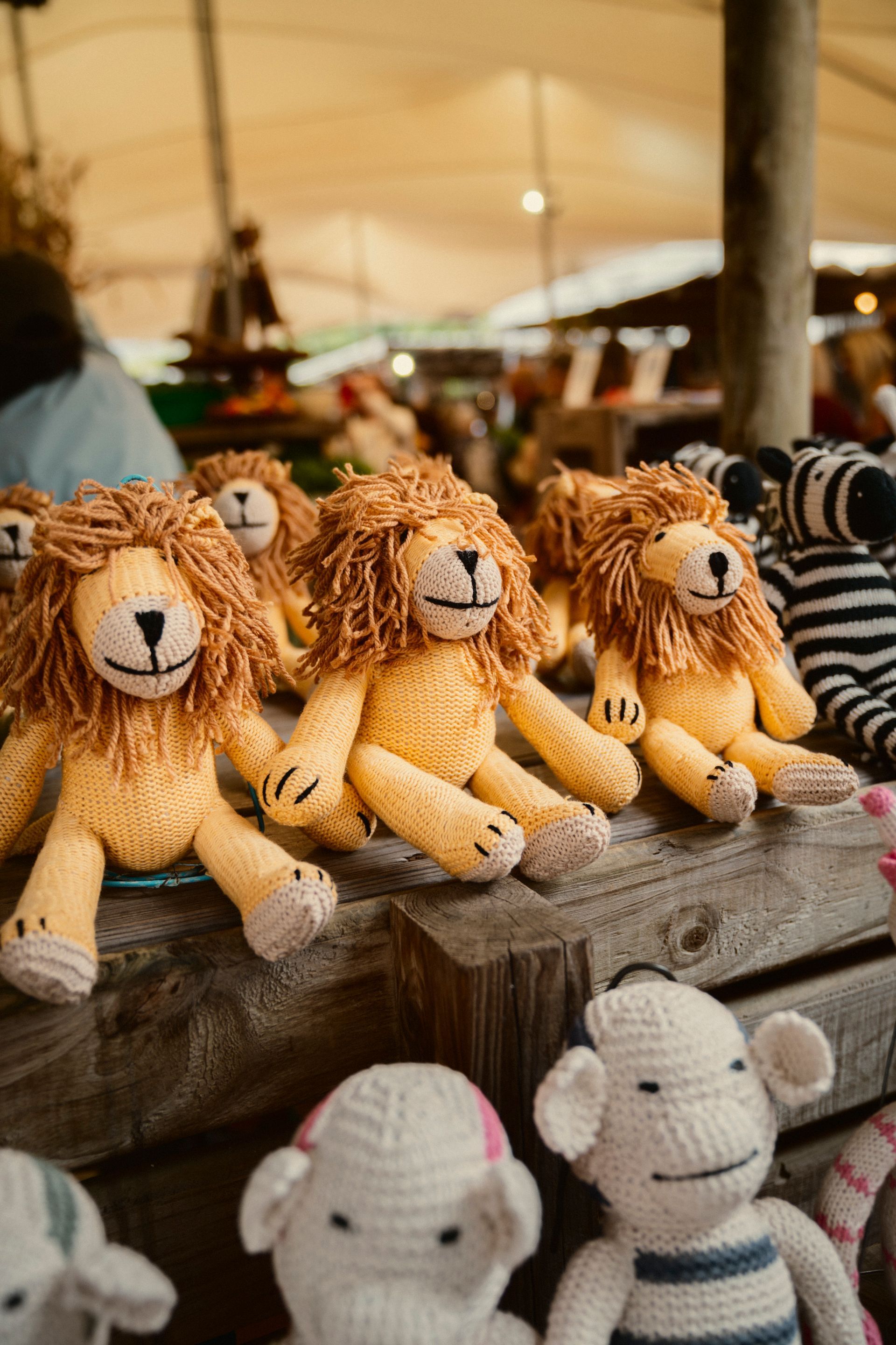 Marktstand in Kapstadt mit gestrickten Löwen