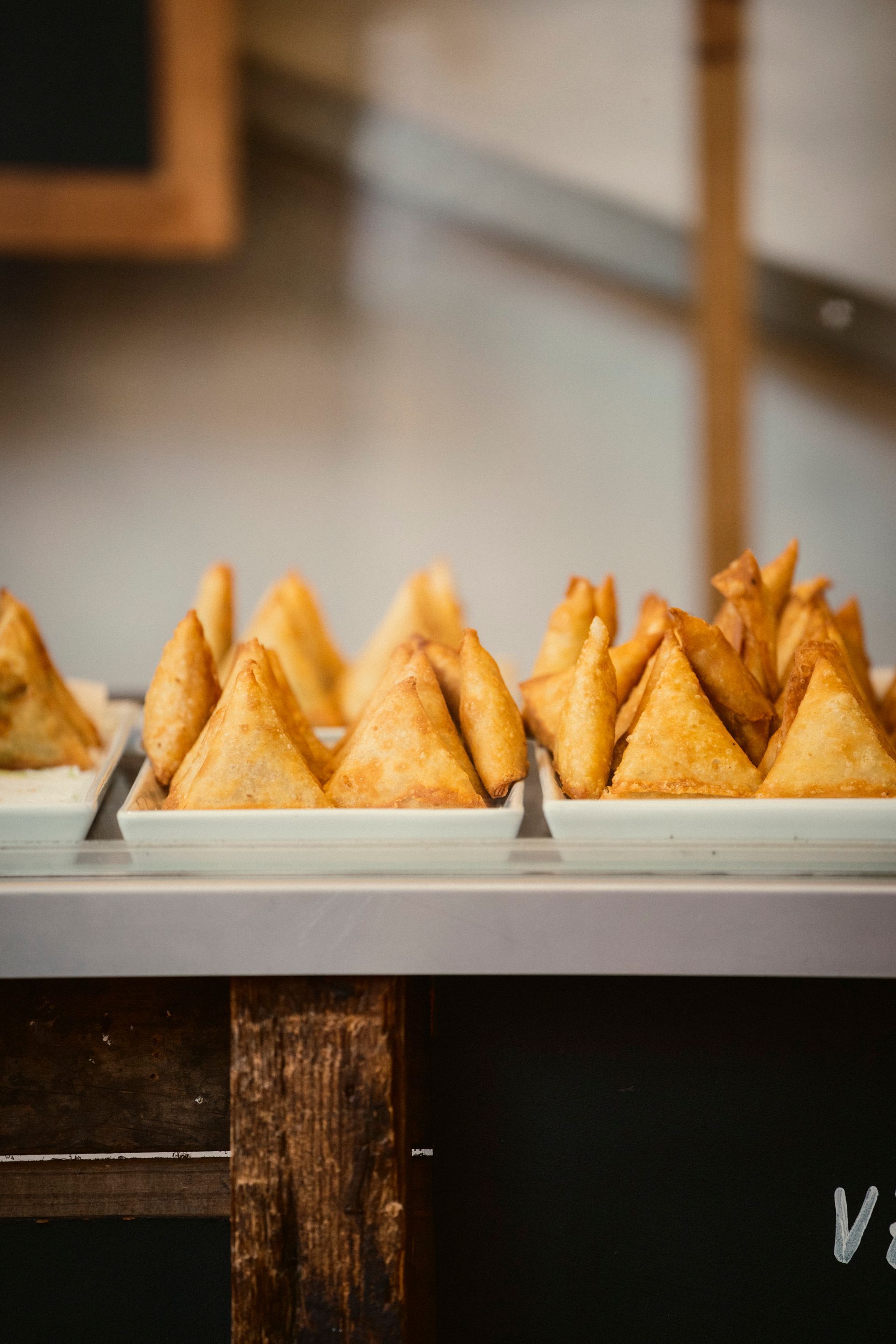 Samosas an einem Marktstand.