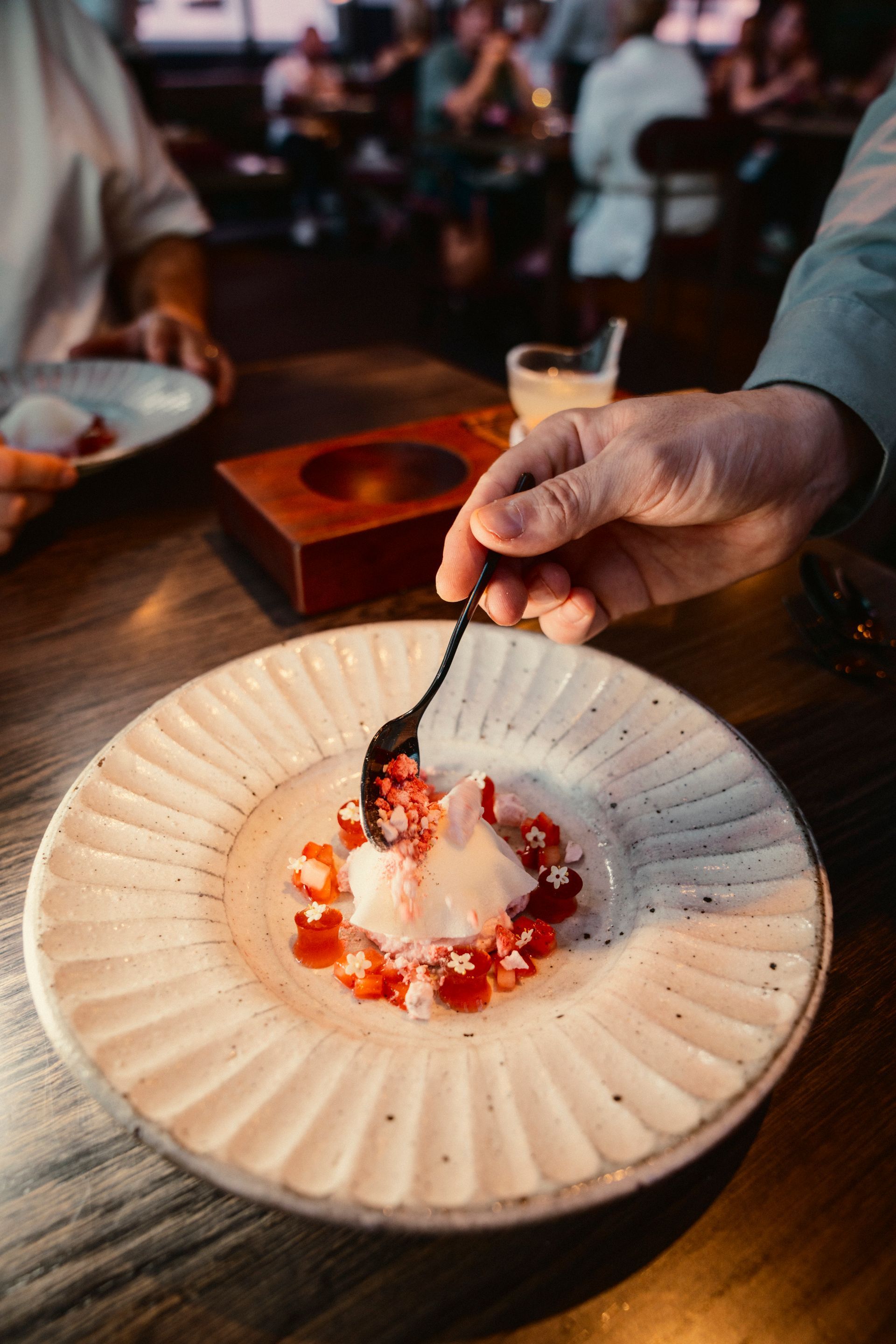 Erdbeer Dessert im FYN Restaurant wird auf weißem Teller angerichtet