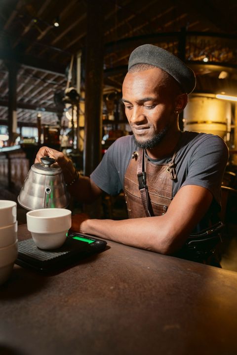 Barista gießt Kaffee auf