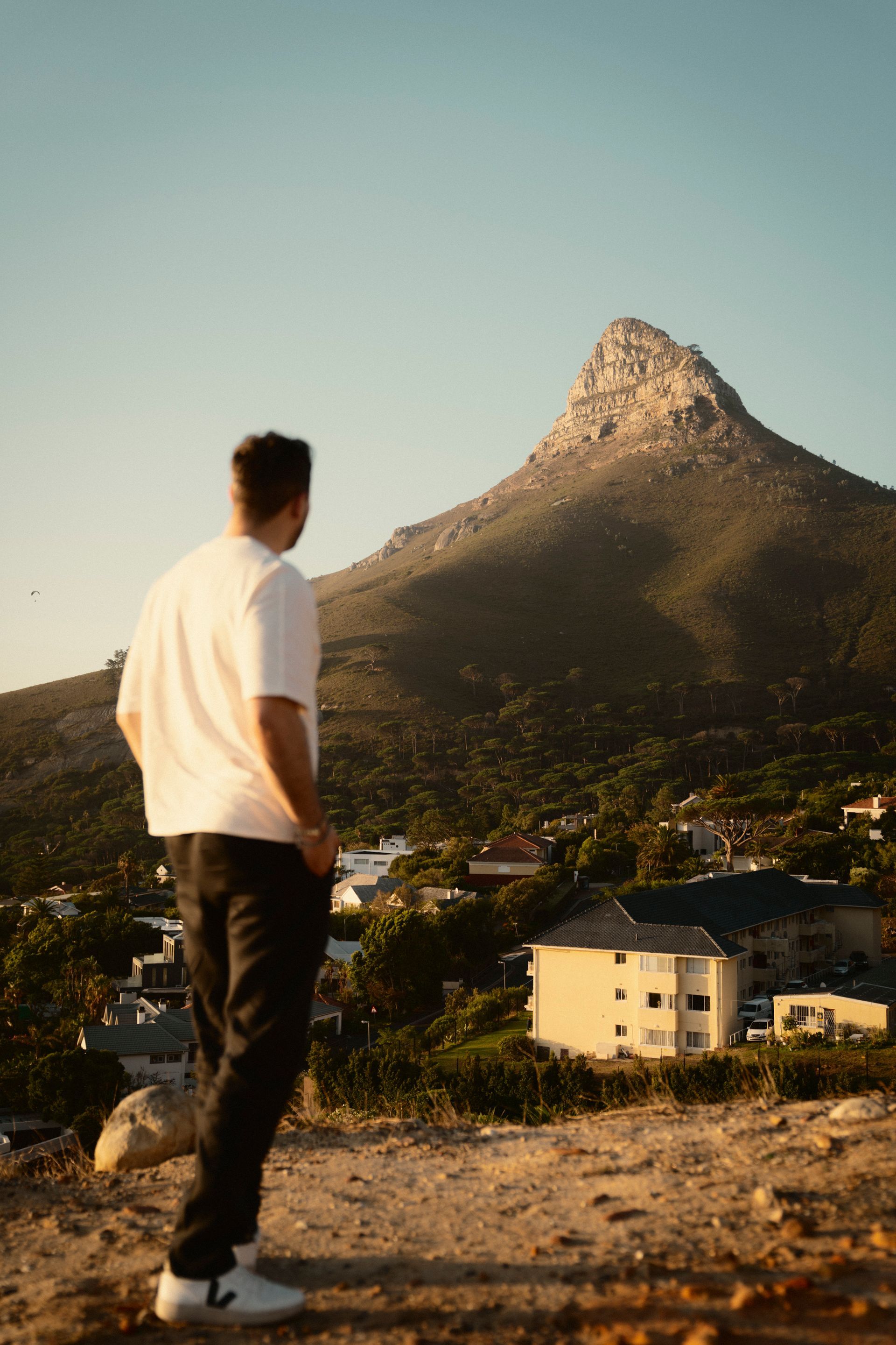 Markus Langmann blickt auf den Lion's Head in Kapstadt