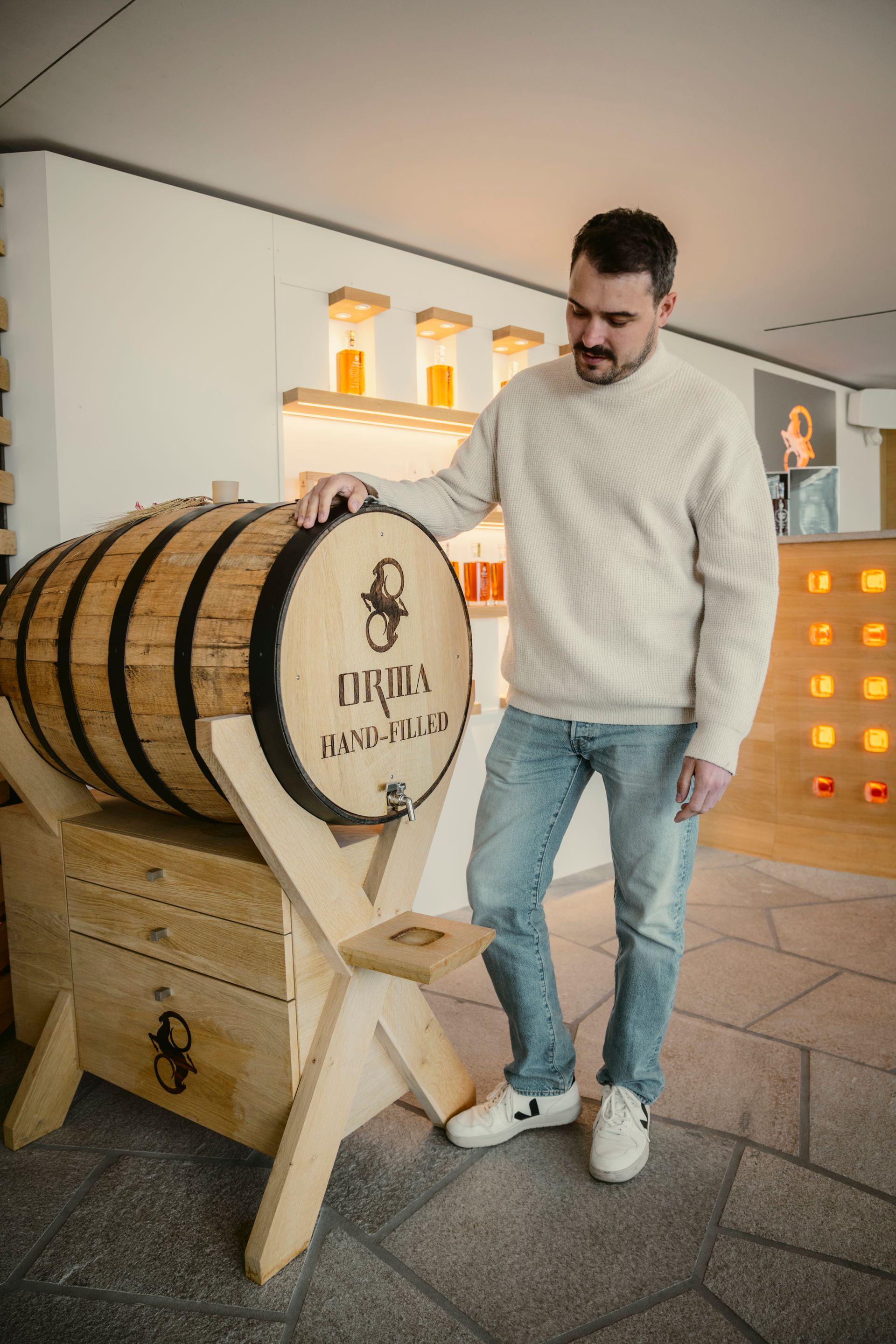 Markus neben Whiskey Fass