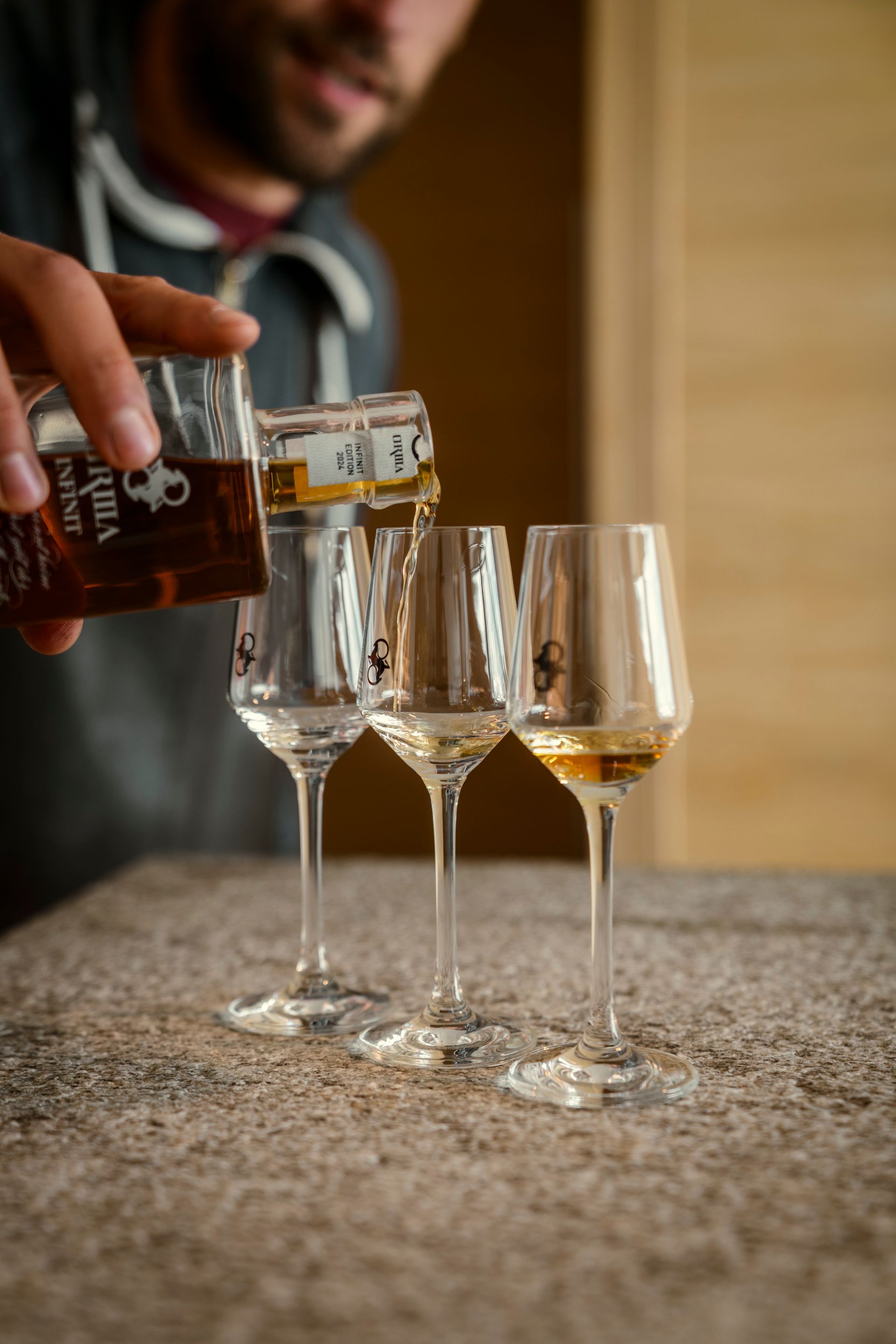 3 Gläser werden eingeschänkt