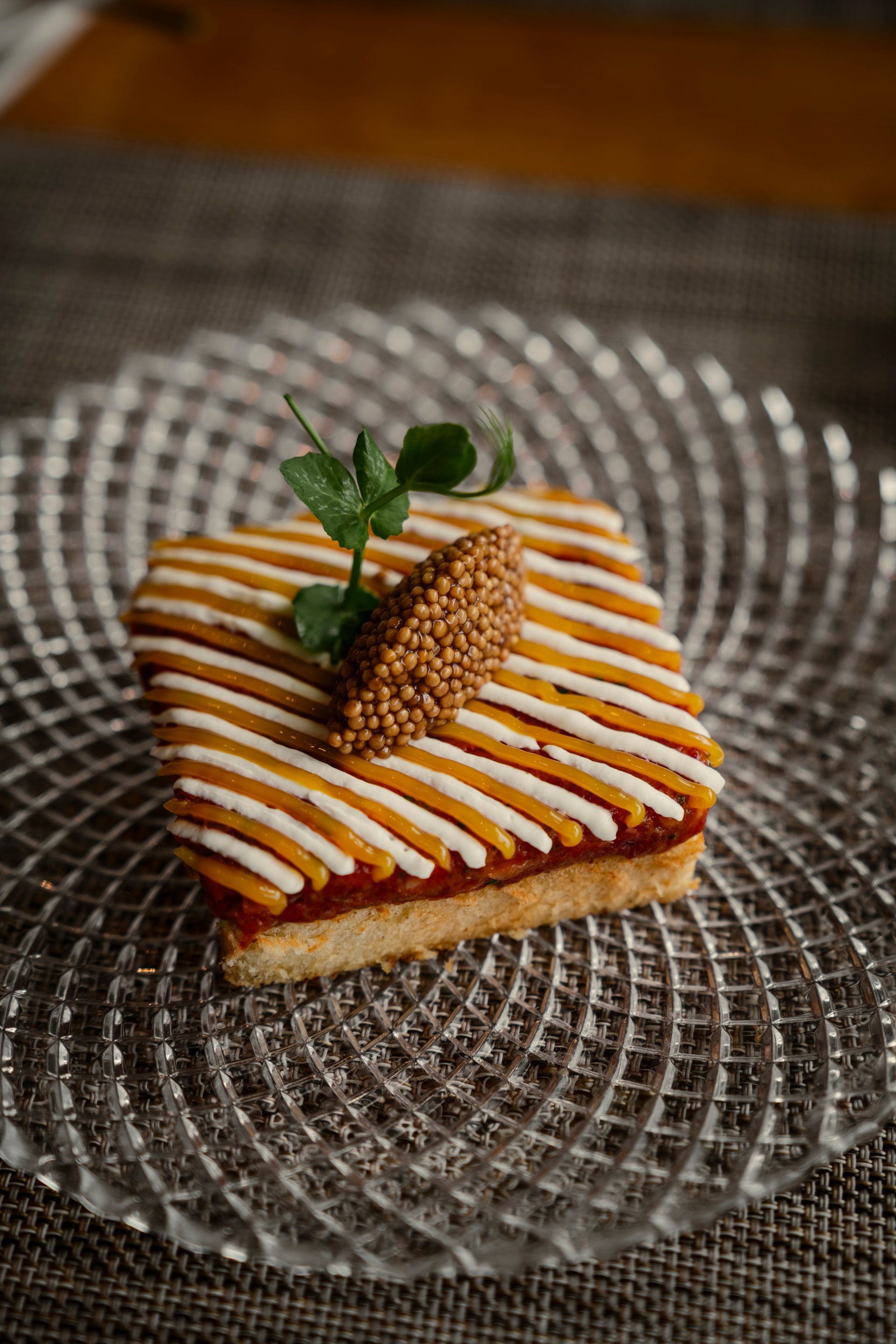 Markus und ein Mann unterhalten sich im Weinlager des Weingutes vor einem regal voll mit liegenden Weinflaschen