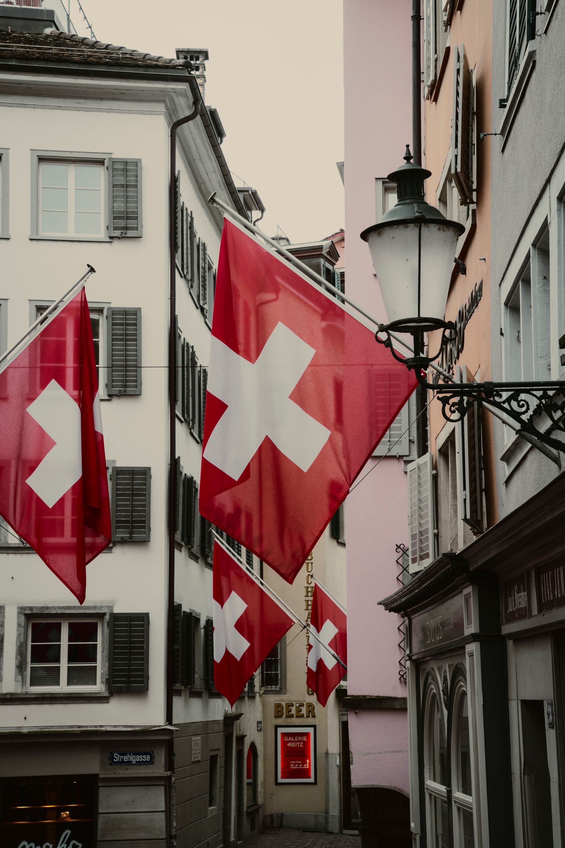 Tisch mit verschiedenen Weingläsern teilweise gefüllt bei einer Weinprobe