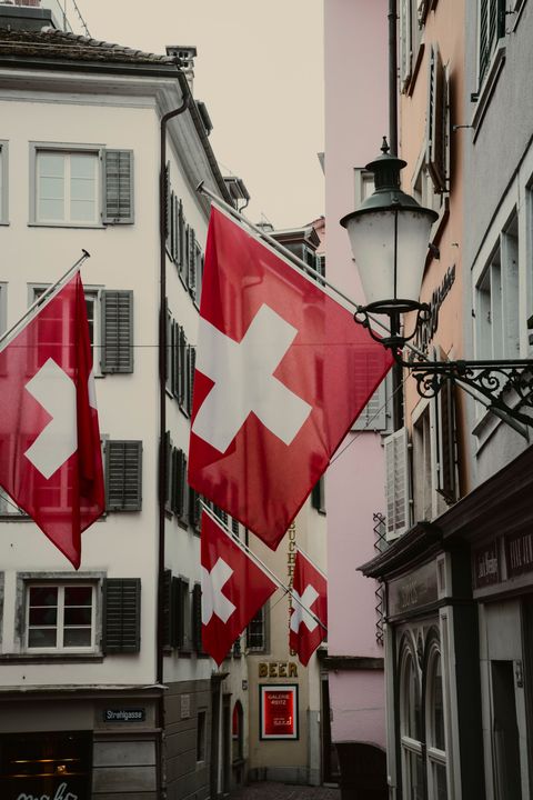 Südafrikanische Flagge weht im Wind an einem Fahnenmast