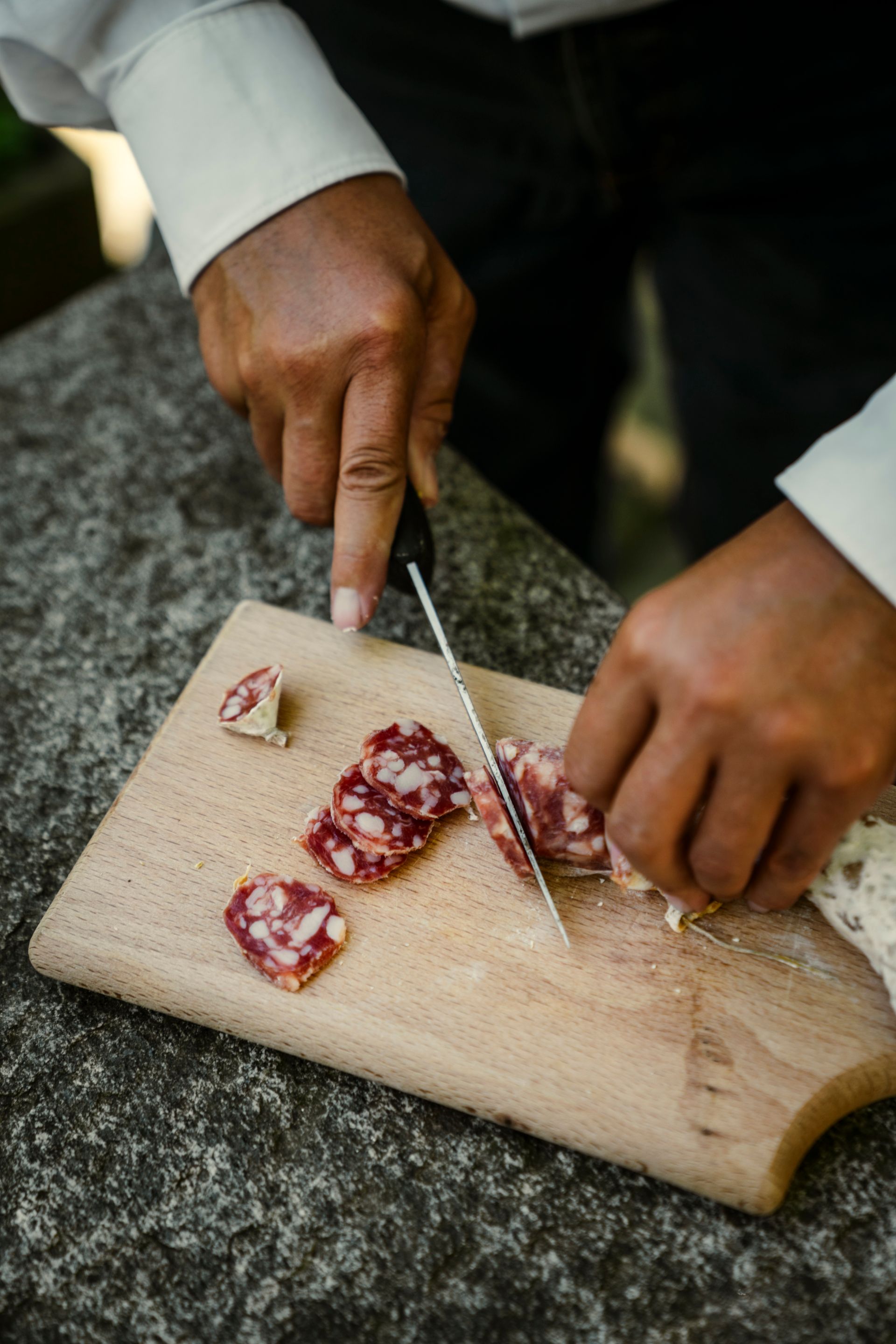 Wurst wird aufgeschnitten