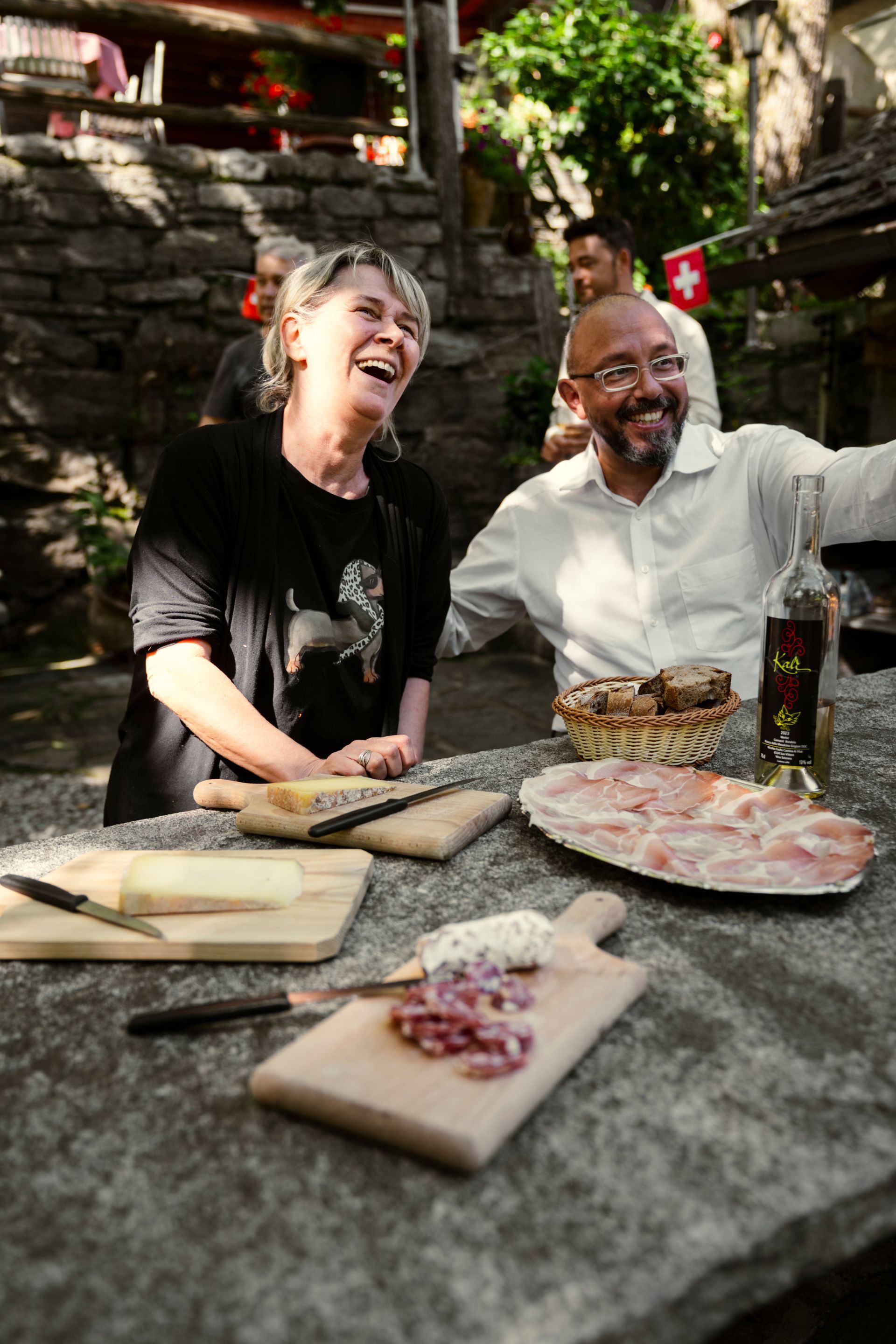 2 lachende Personen an Tisch