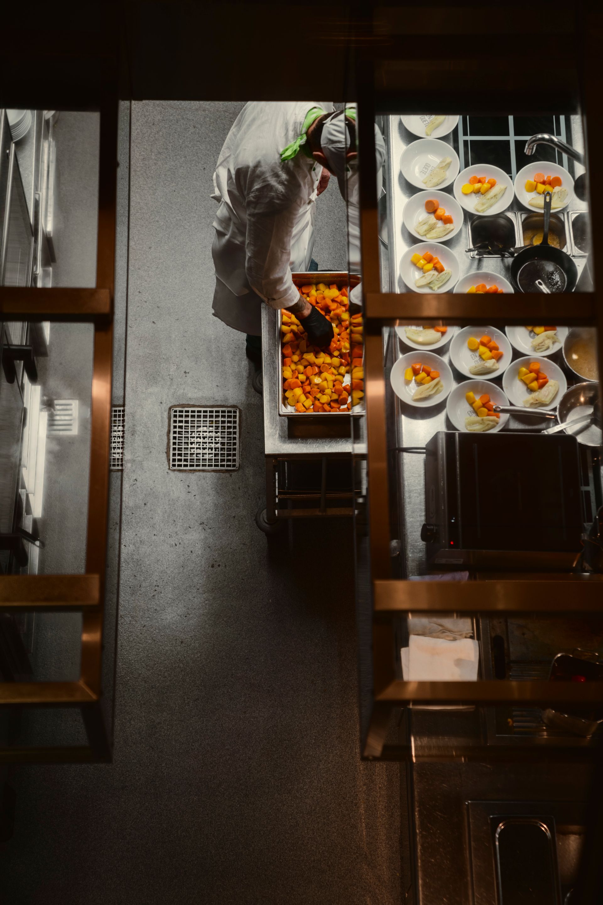 Markus und Lars Maack der Besitzer des Weingutes Buitenverwachting sitzen auf einer Bank und unterhalten sich