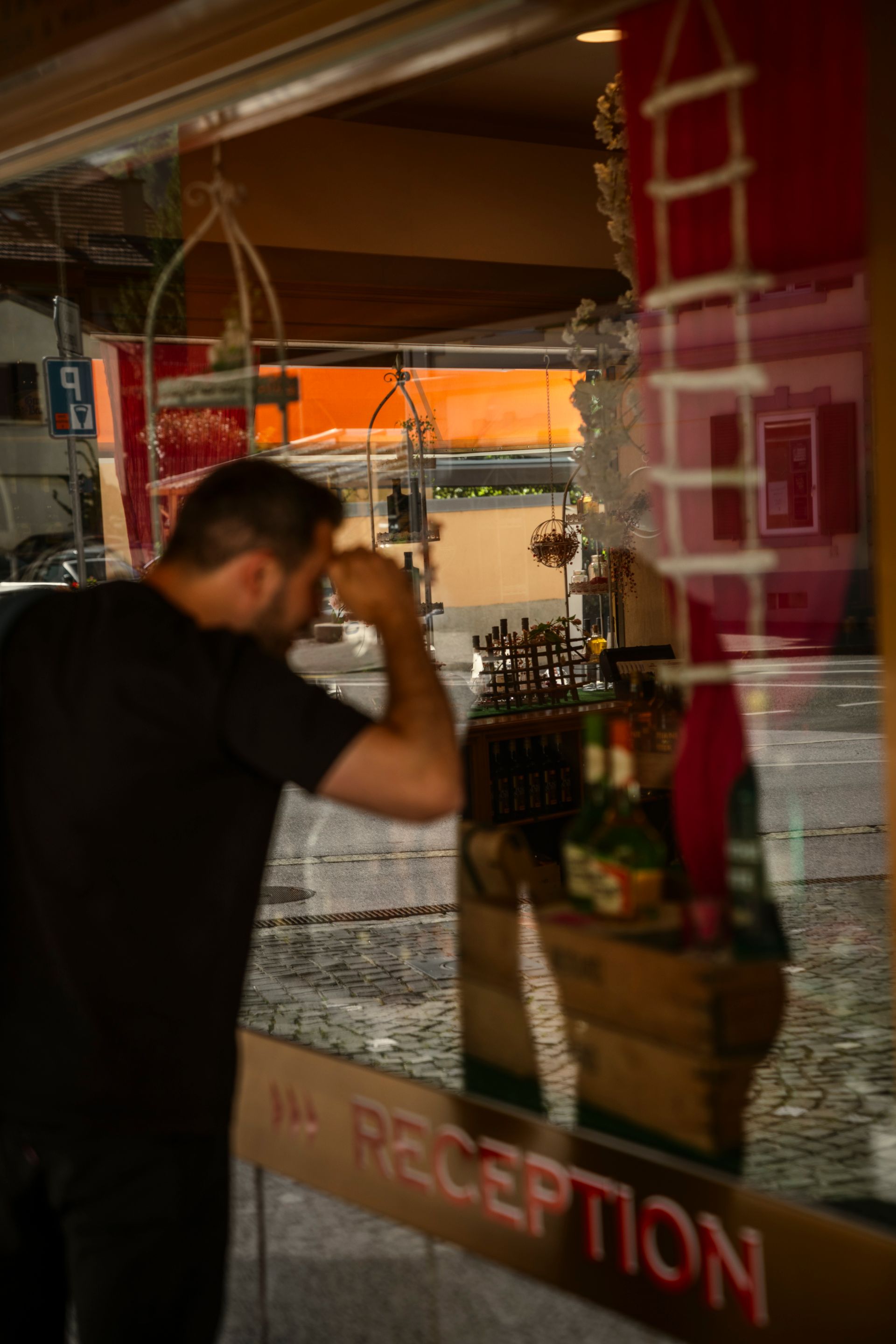 Markus blickt durchs Schaufenster