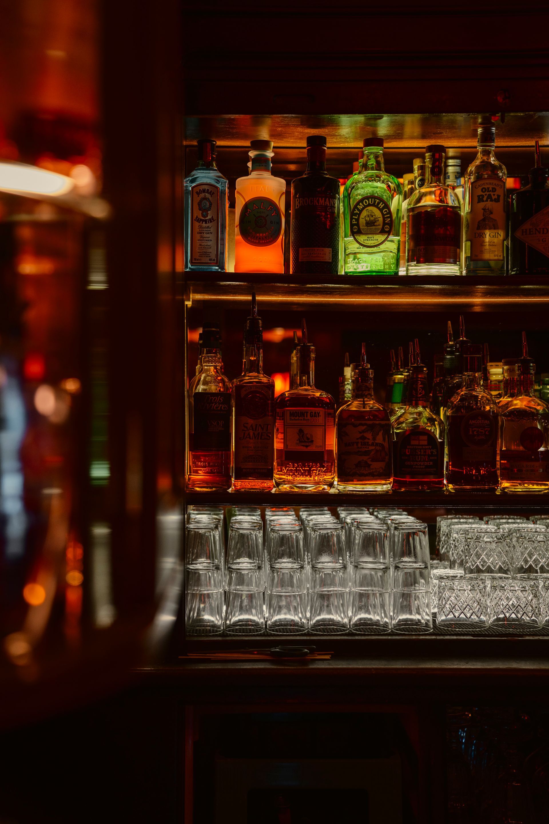 Weißes Auto am Straßenrand in Südafrika, an dem Markus Langmann lehnt.